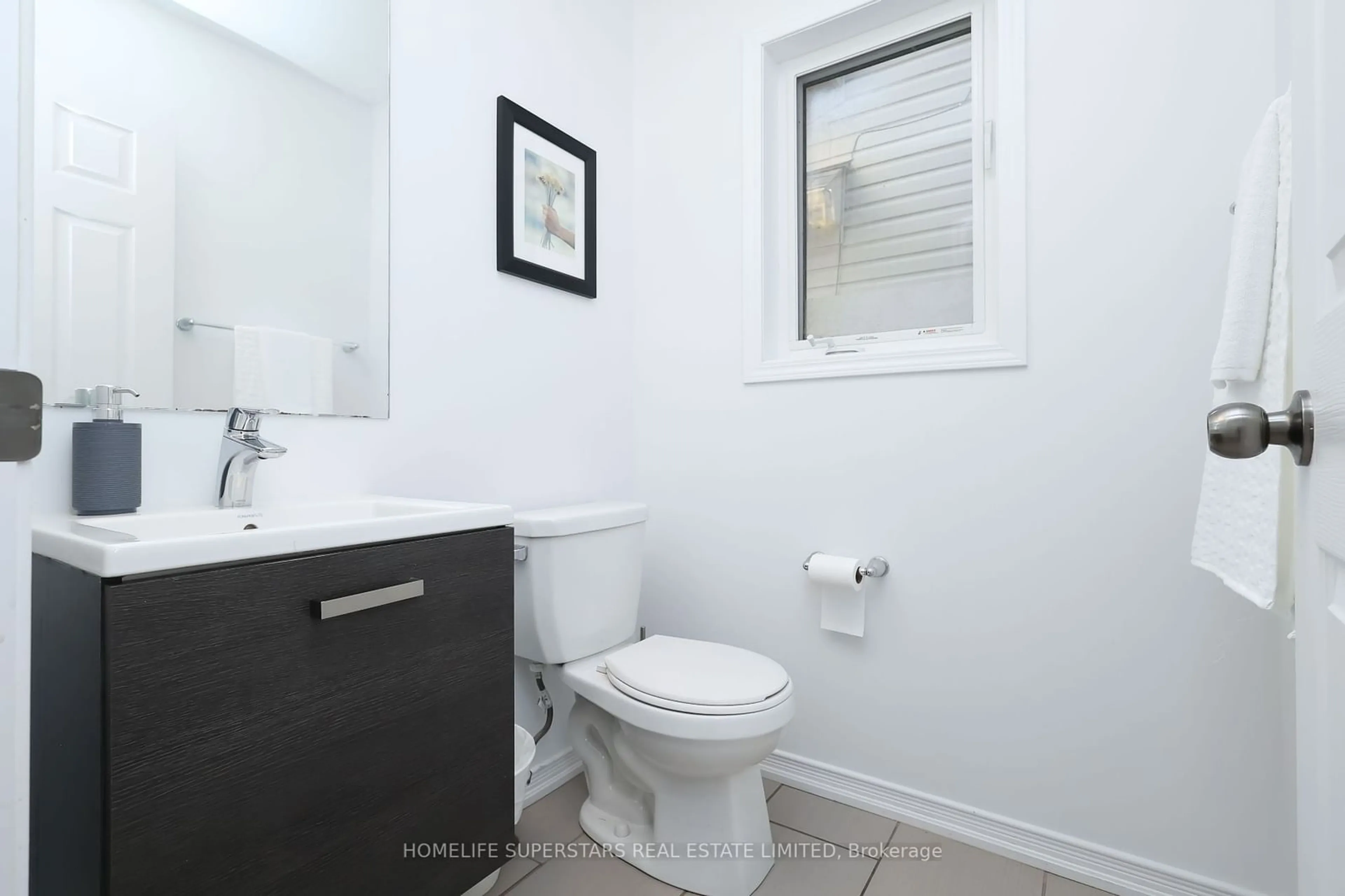 Standard bathroom, wood floors for 7710 Buckeye Cres, Niagara Falls Ontario L2H 0P2