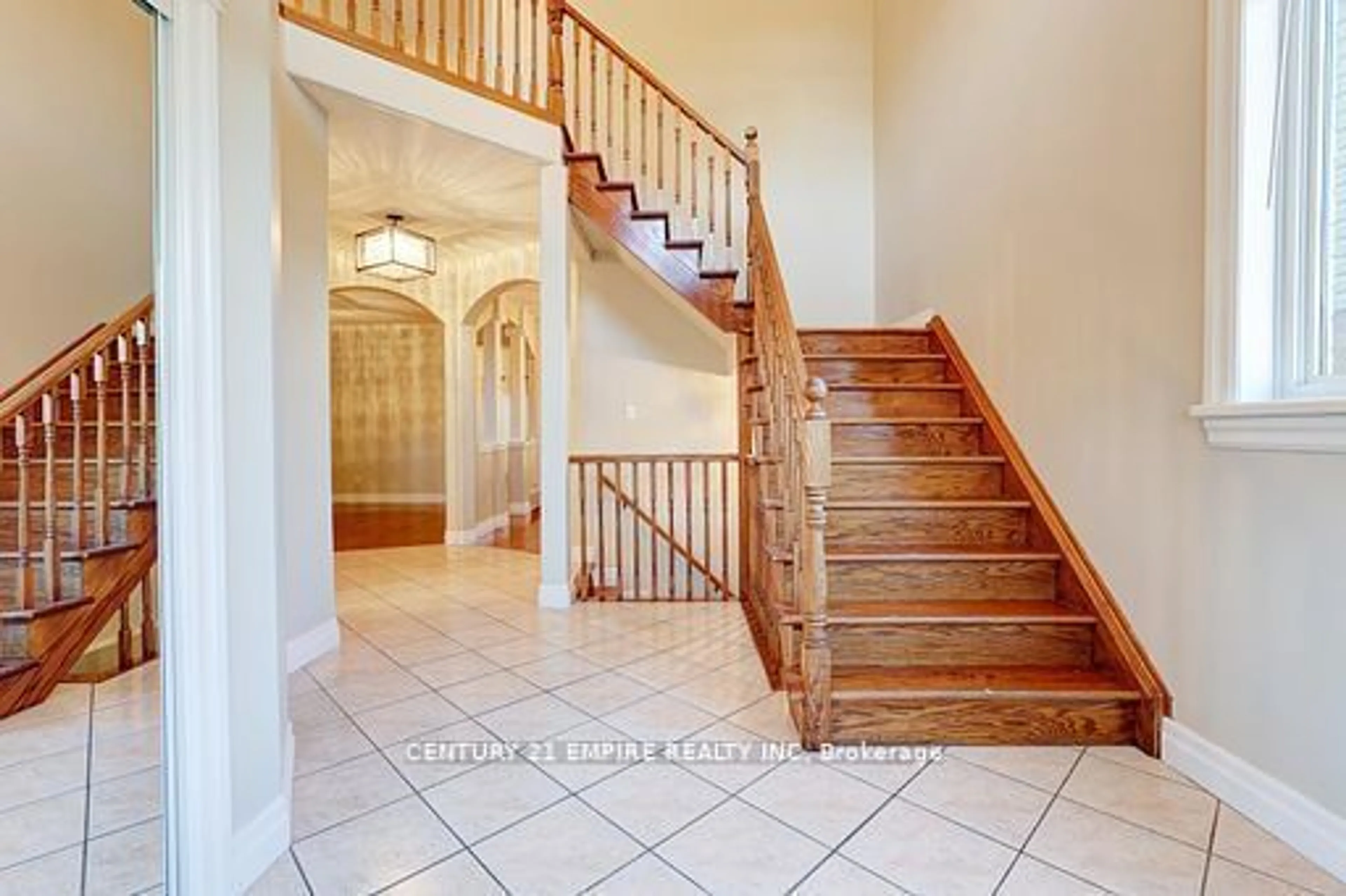 Indoor foyer, wood floors for 230 Doon Mills Dr, Kitchener Ontario N2P 2R8