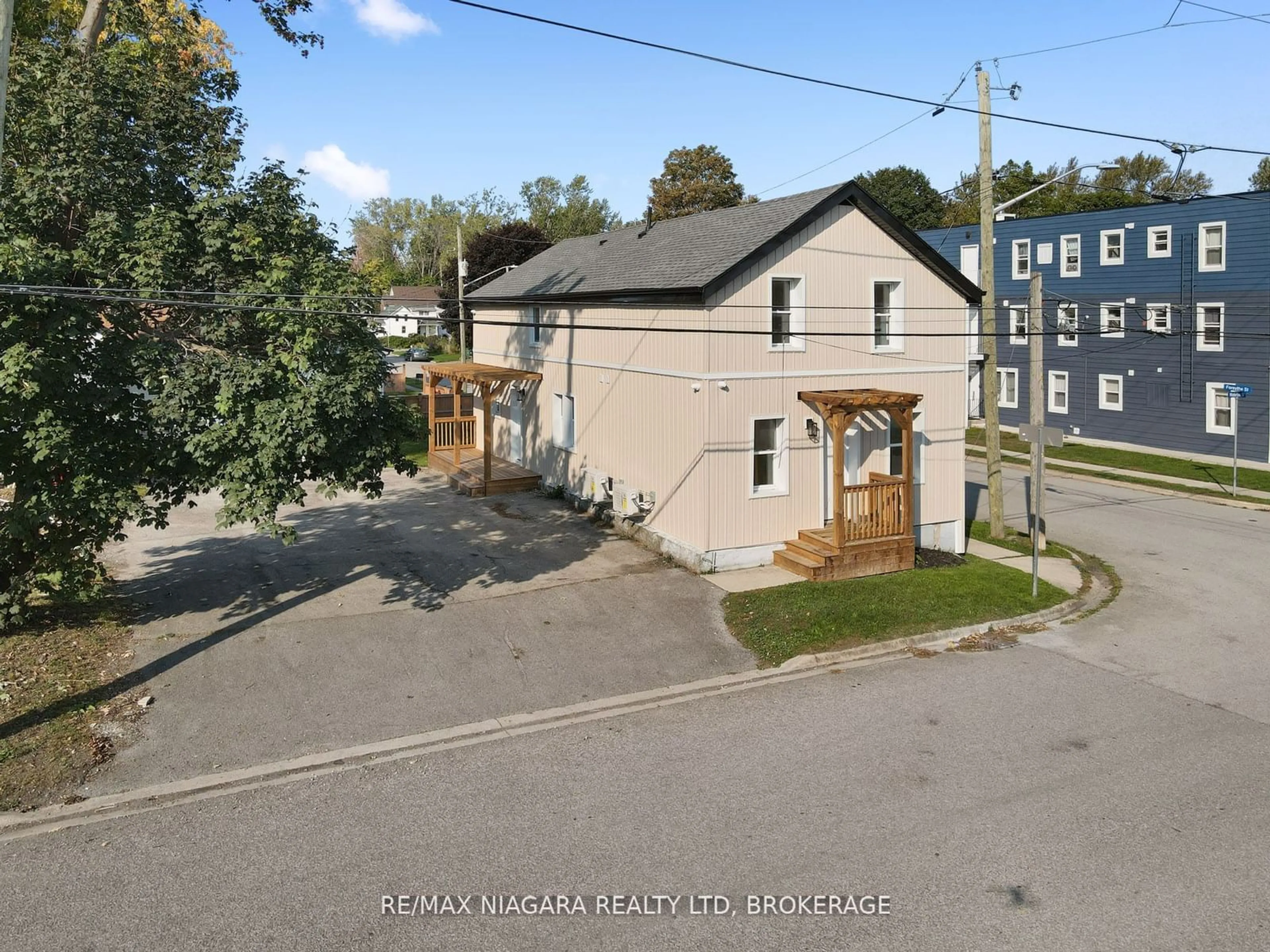 A pic from exterior of the house or condo, the street view for 132 Waterloo St, Fort Erie Ontario L2A 3K2