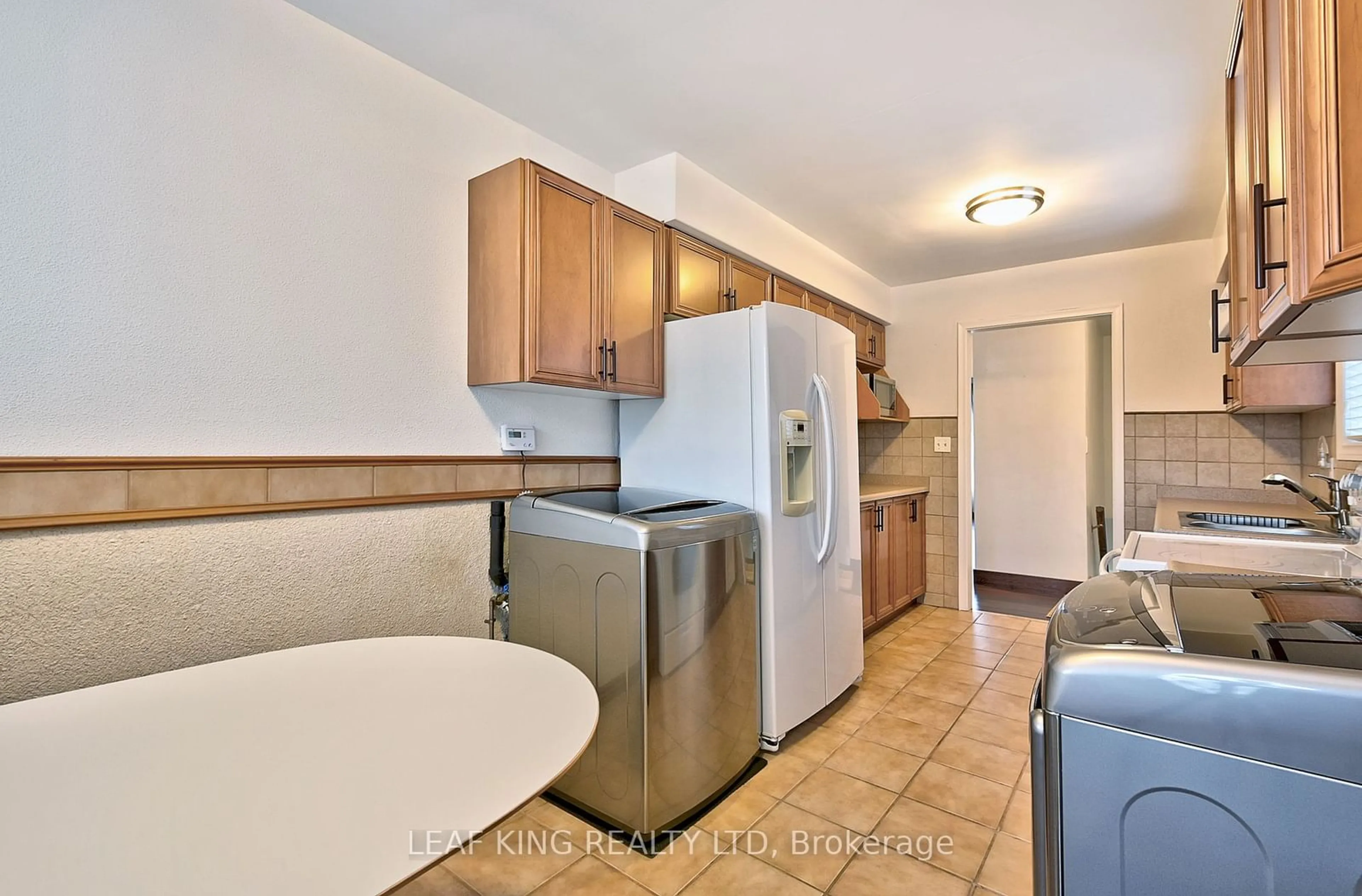 Standard kitchen, cottage for 1476 Barton St, Hamilton Ontario L8H 2W9