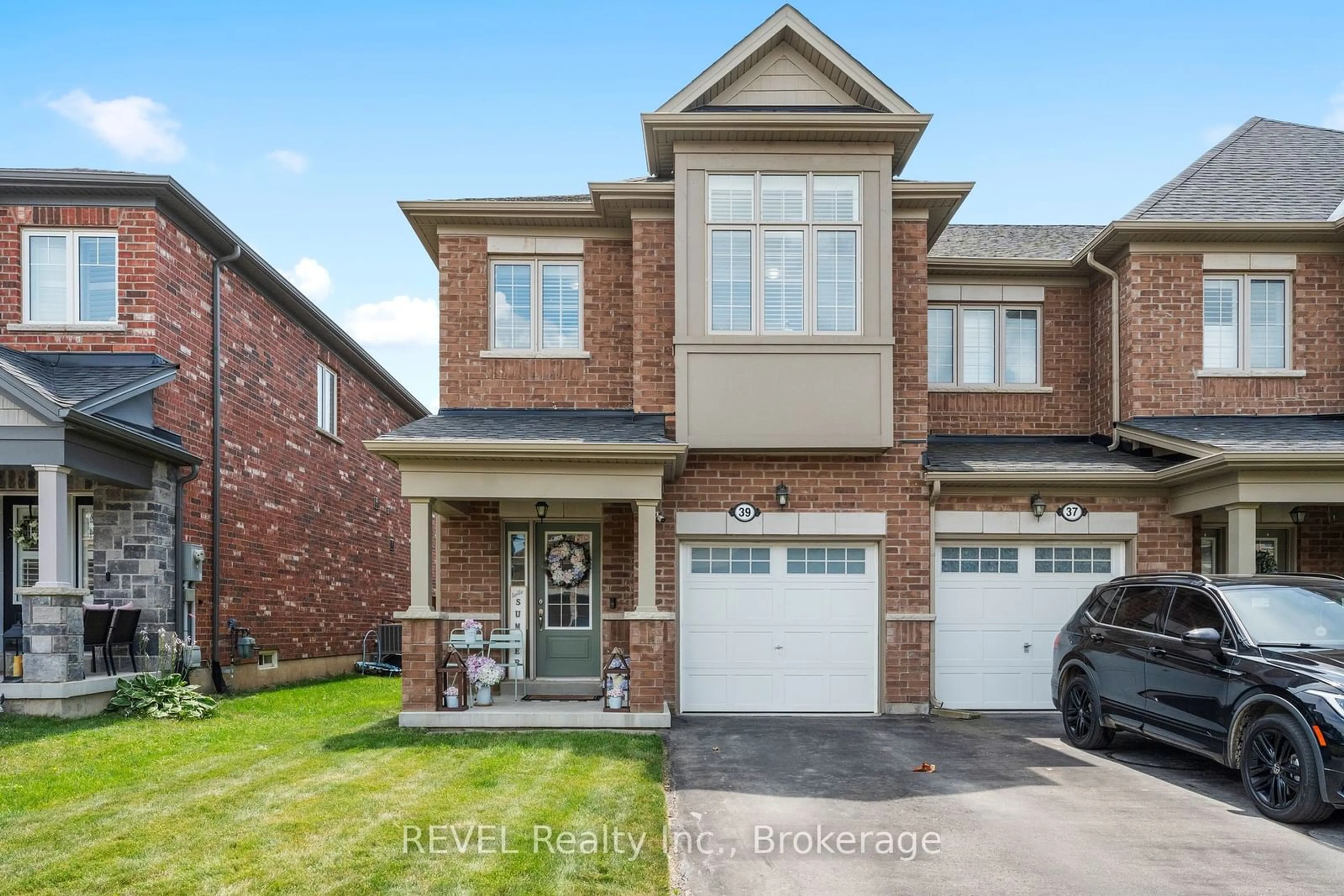 Home with brick exterior material for 39 Sparkle Dr, Thorold Ontario L2V 2H0