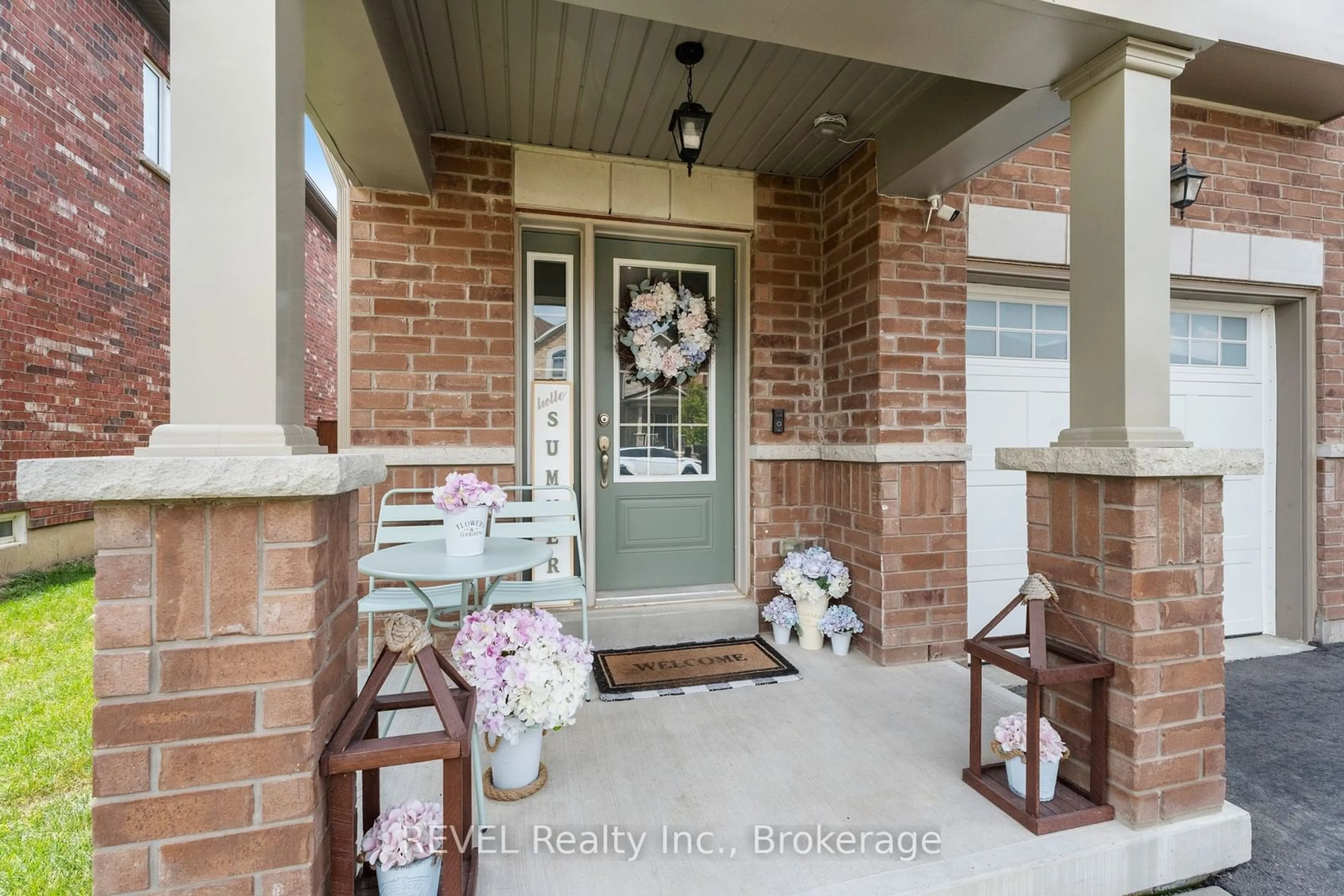 Indoor entryway, wood floors for 39 Sparkle Dr, Thorold Ontario L2V 2H0