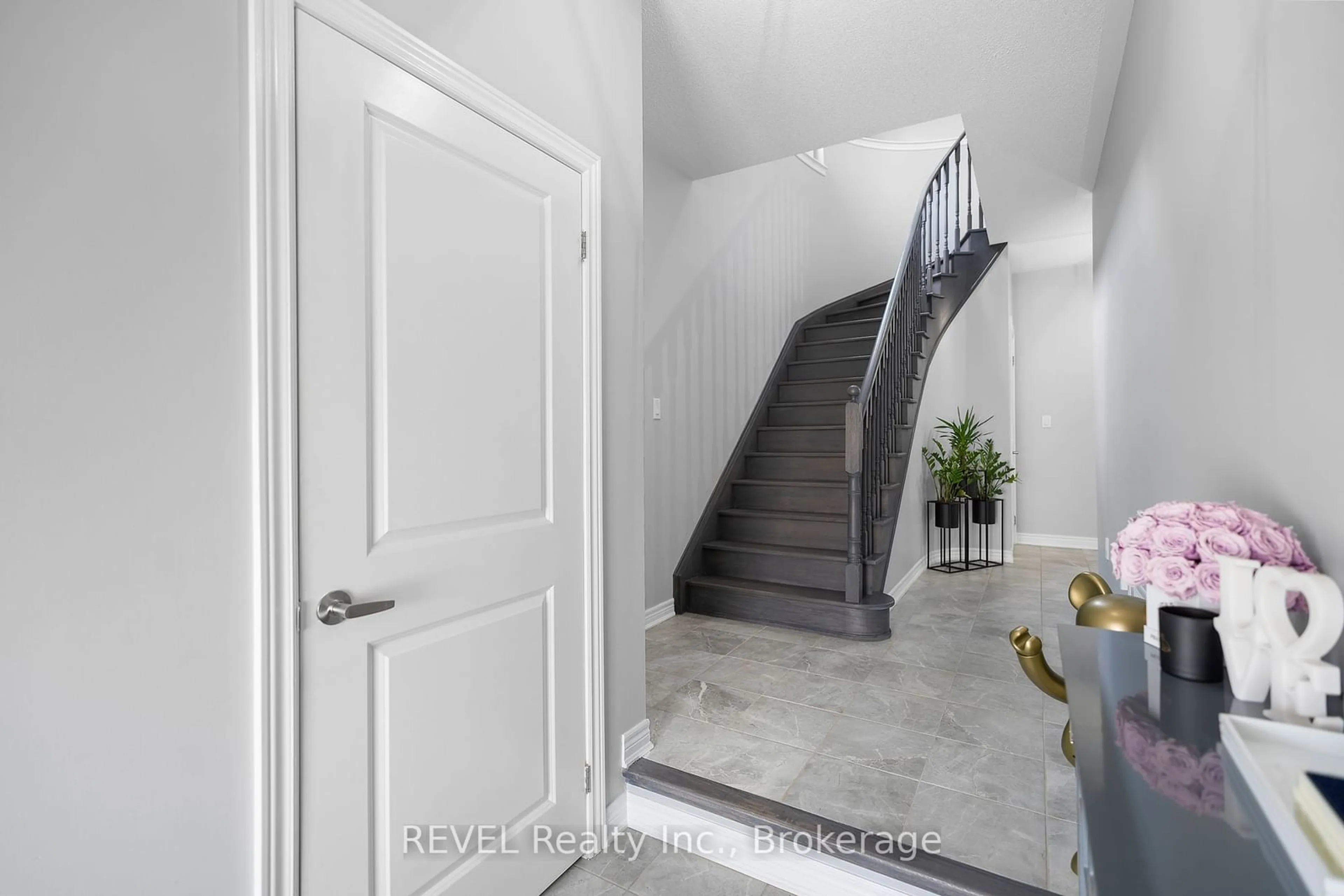 Indoor foyer, cement floor for 39 Sparkle Dr, Thorold Ontario L2V 2H0