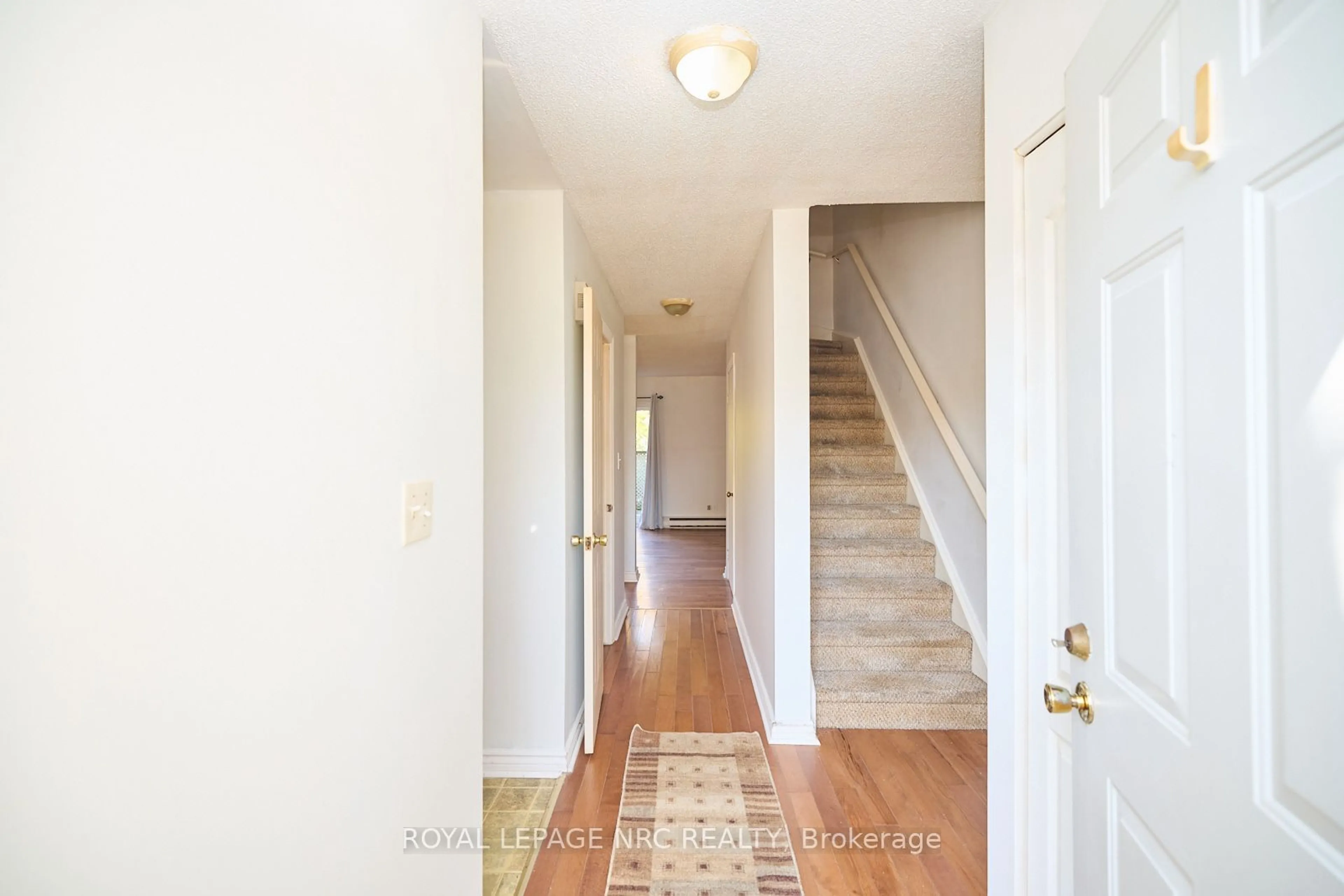 Indoor entryway, wood floors for 38 ELMA St #2, St. Catharines Ontario L2N 6Z3