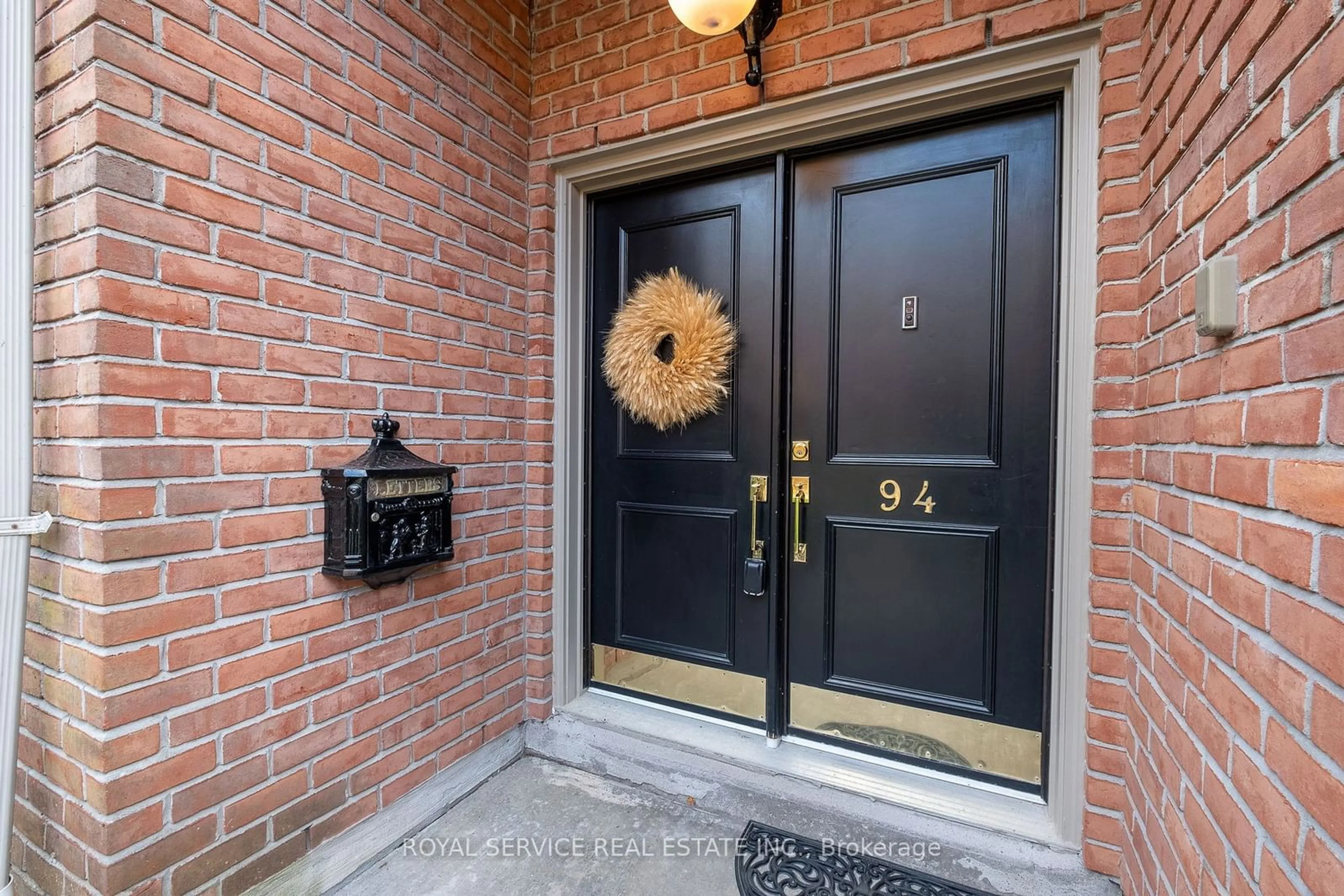 Indoor entryway, wood floors for 94 Roberts Row, Cobourg Ontario K9A 5R2