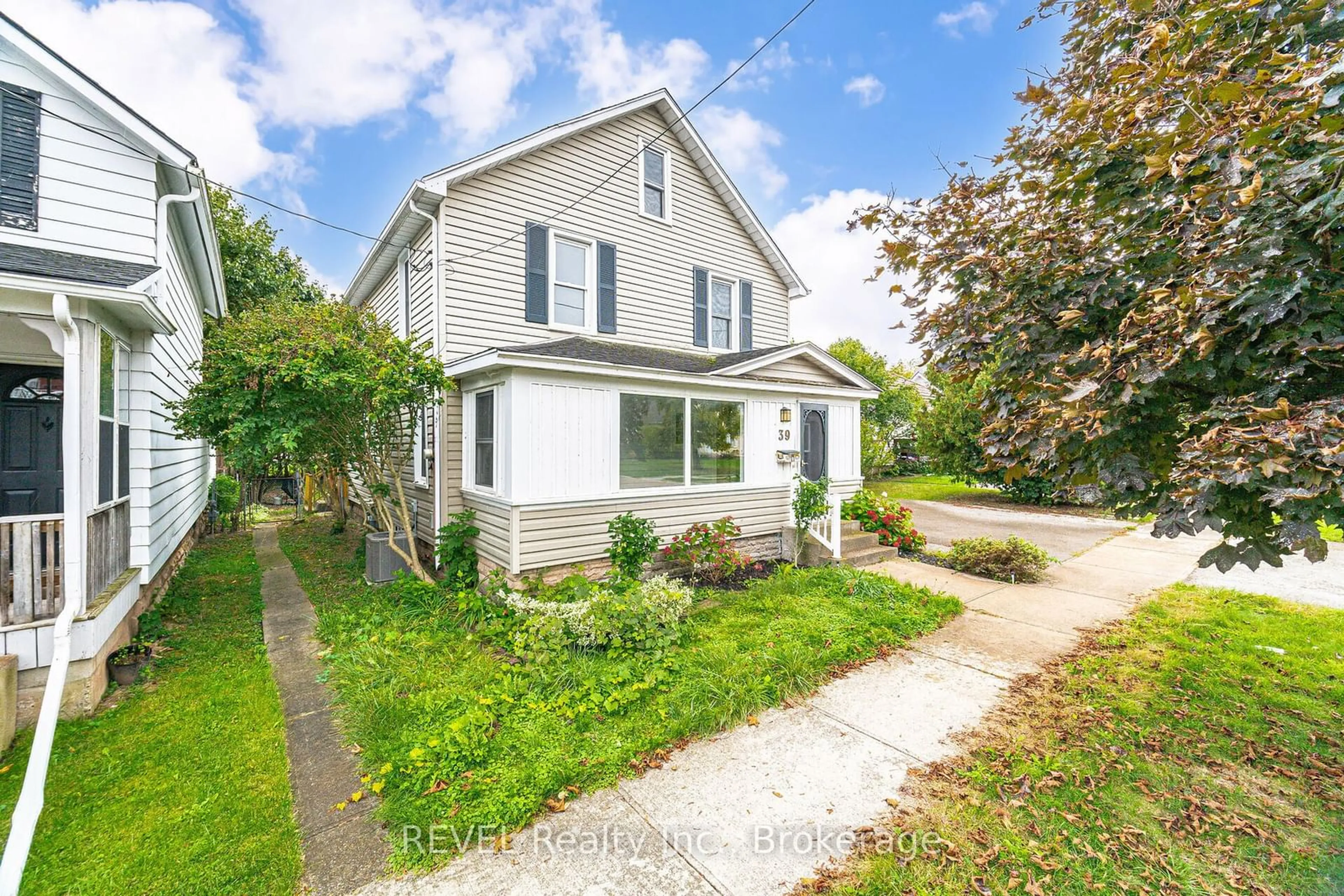 Frontside or backside of a home, cottage for 39 Phipps St, Fort Erie Ontario L2A 2V3