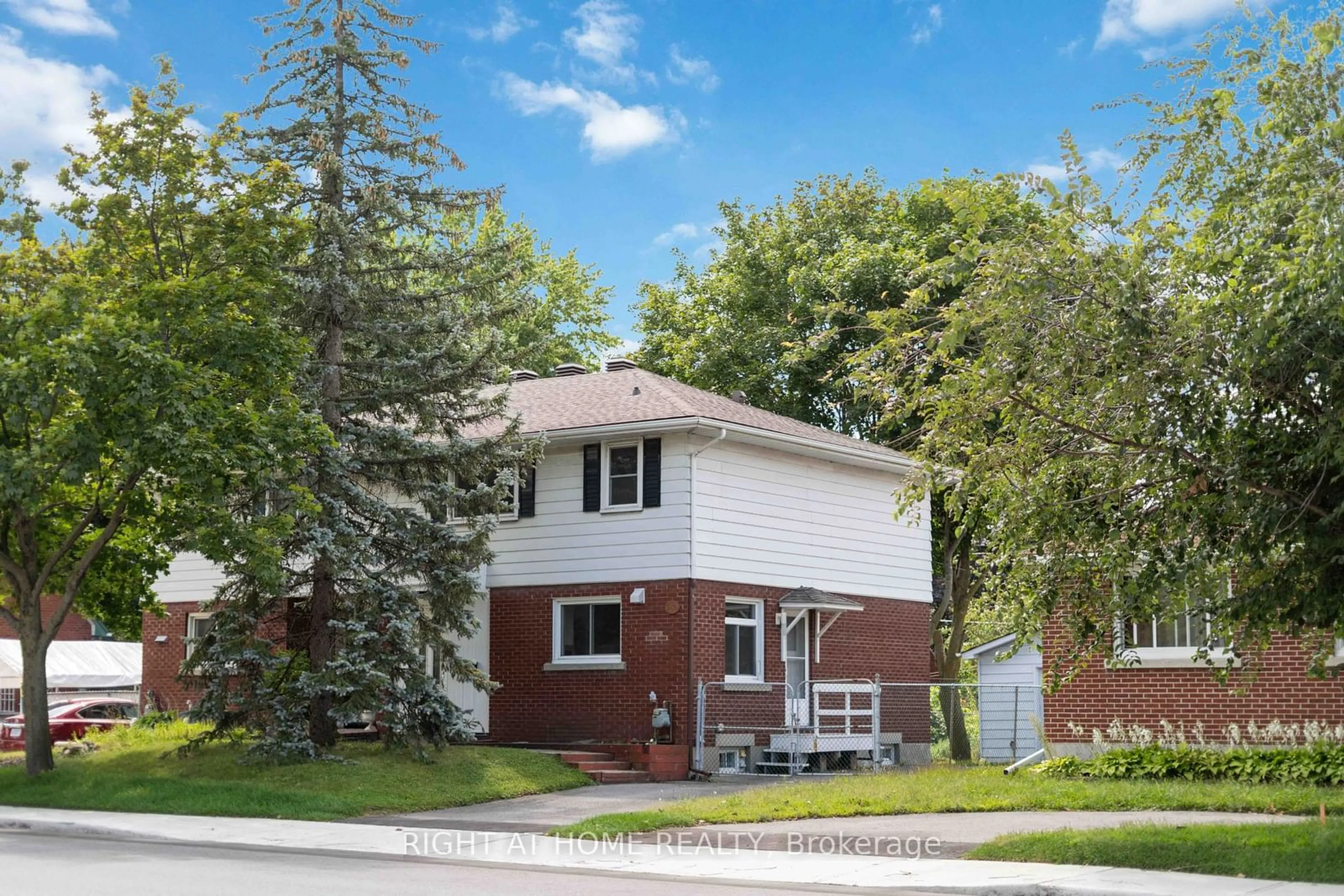 Frontside or backside of a home, cottage for 950 Woodroffe Ave, Britannia Heights - Queensway Terrace N and Area Ontario K2A 3R7