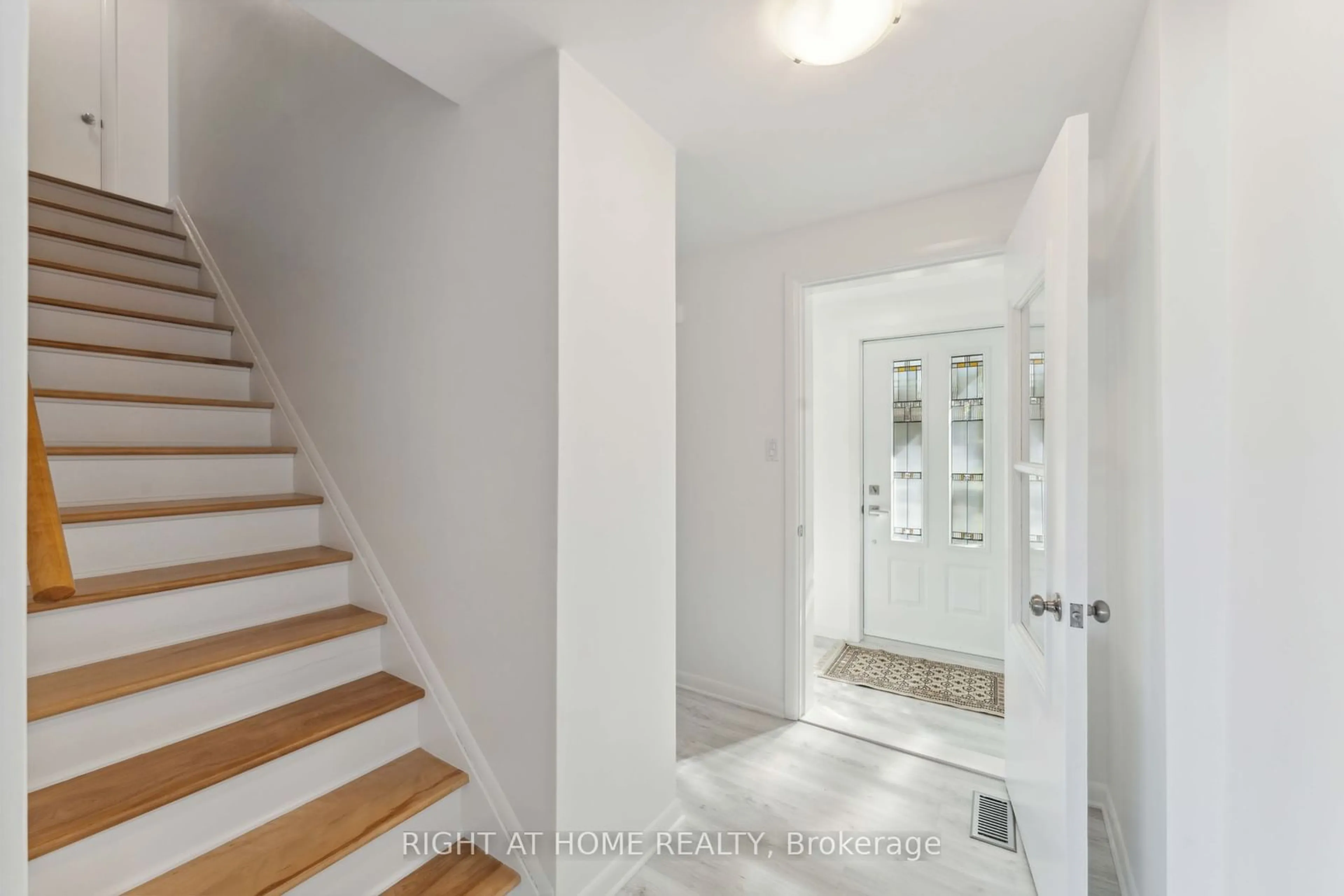 Indoor entryway, wood floors for 950 Woodroffe Ave, Britannia Heights - Queensway Terrace N and Area Ontario K2A 3R7