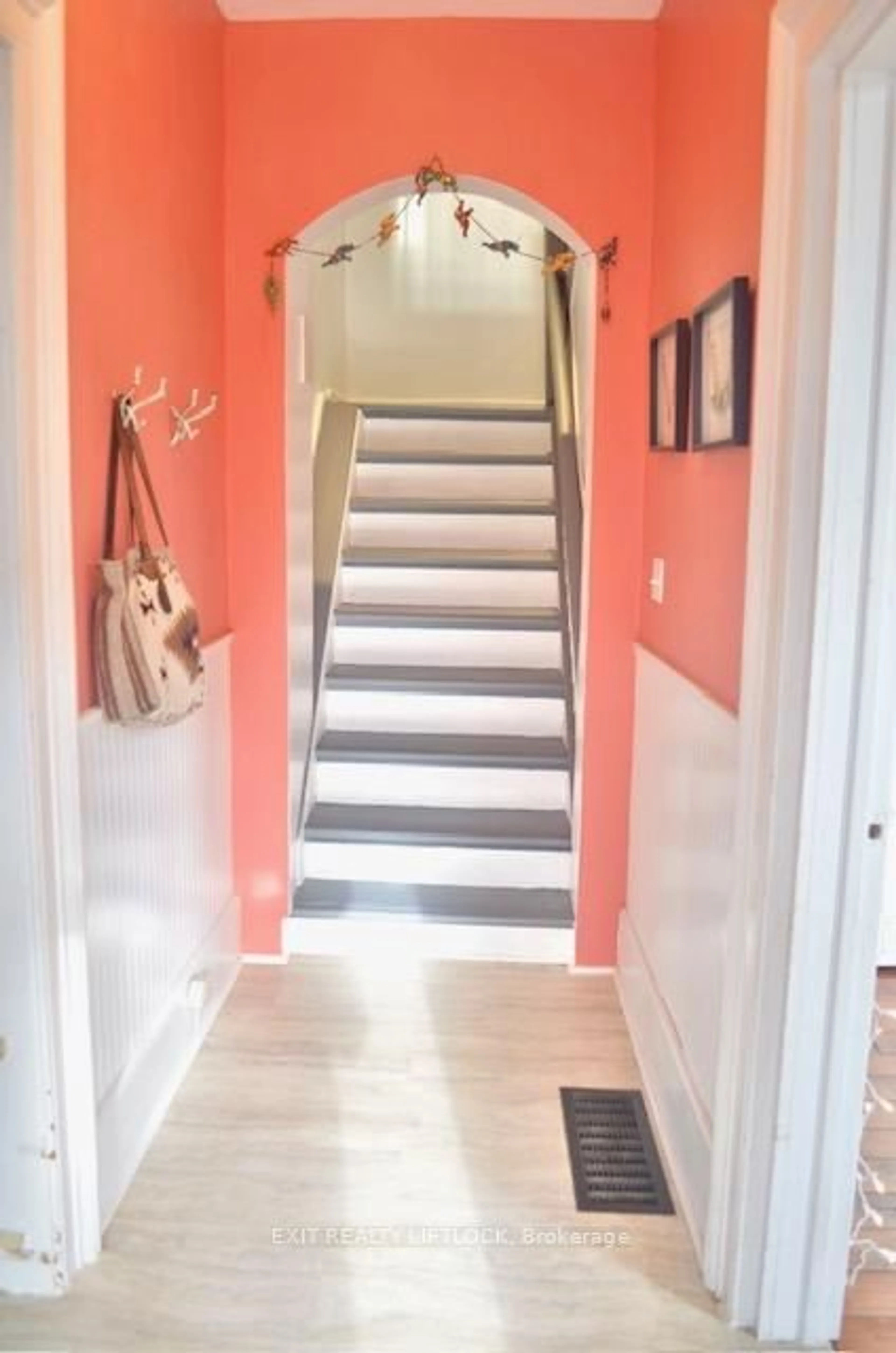 Indoor entryway, wood floors for 512 Charlotte St, Peterborough Ontario K9J 2W5