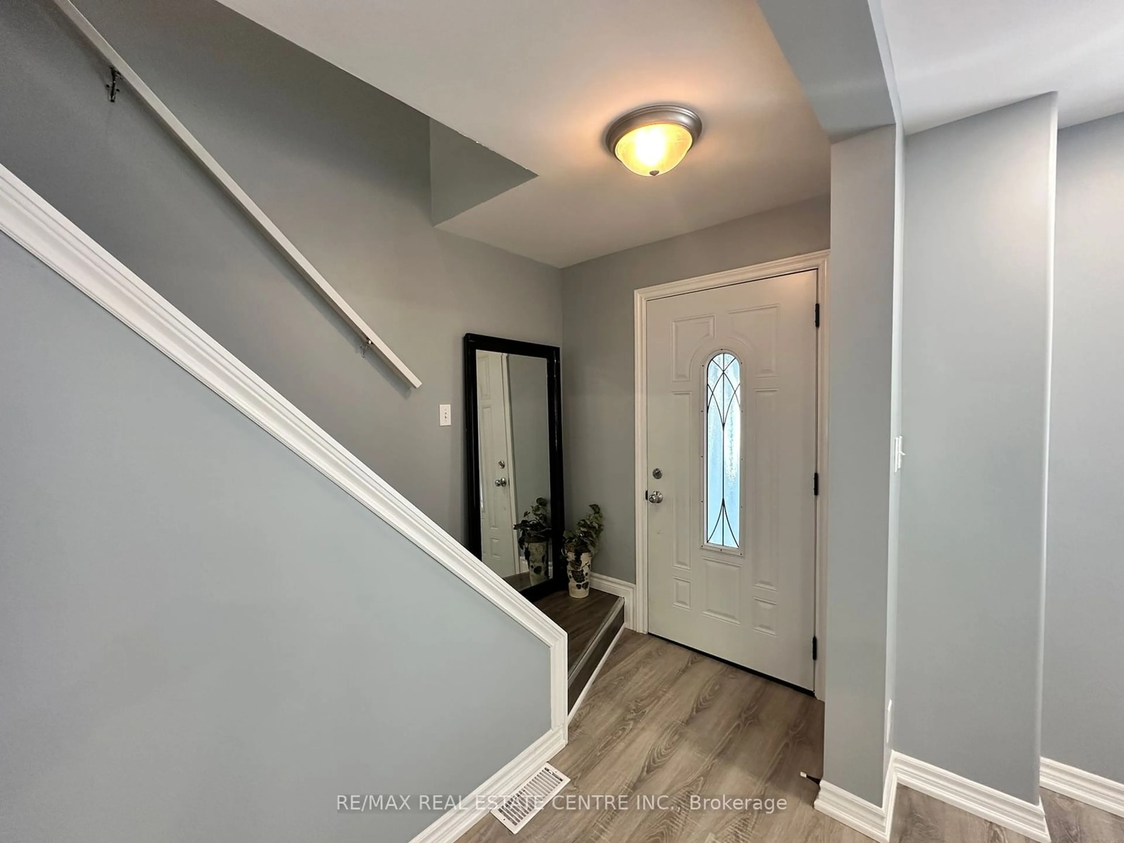 Indoor entryway, wood floors for 5673 Glenholme Ave, Niagara Falls Ontario L2G 4Y5