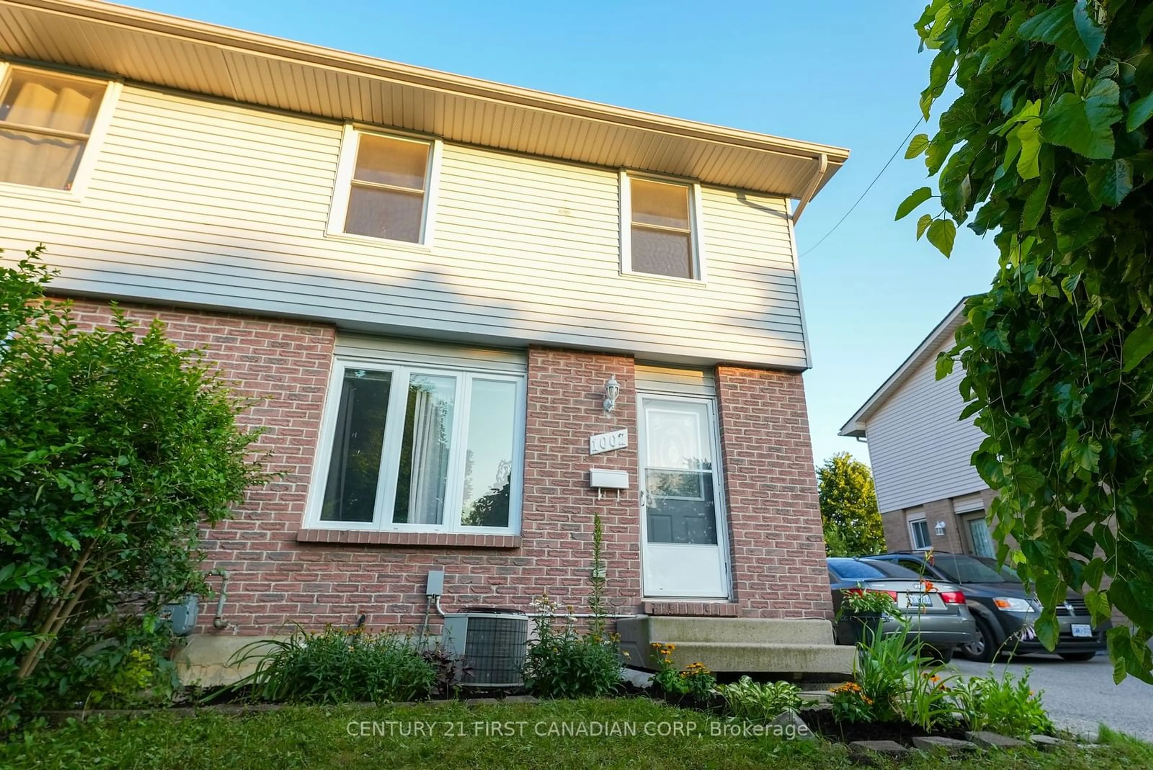 A pic from exterior of the house or condo, the street view for 1002 Lawson Rd, London Ontario N6G 3M2