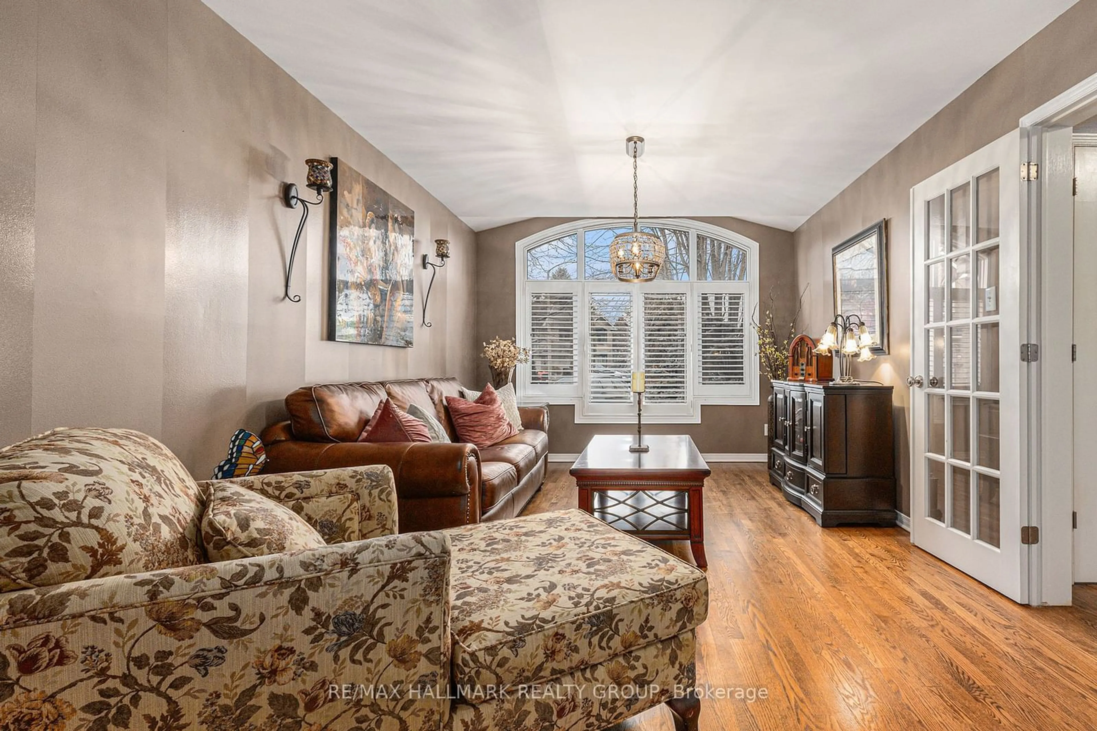 Living room, wood floors for 800 Foxwood Crt, Orleans - Cumberland and Area Ontario K4A 3E9