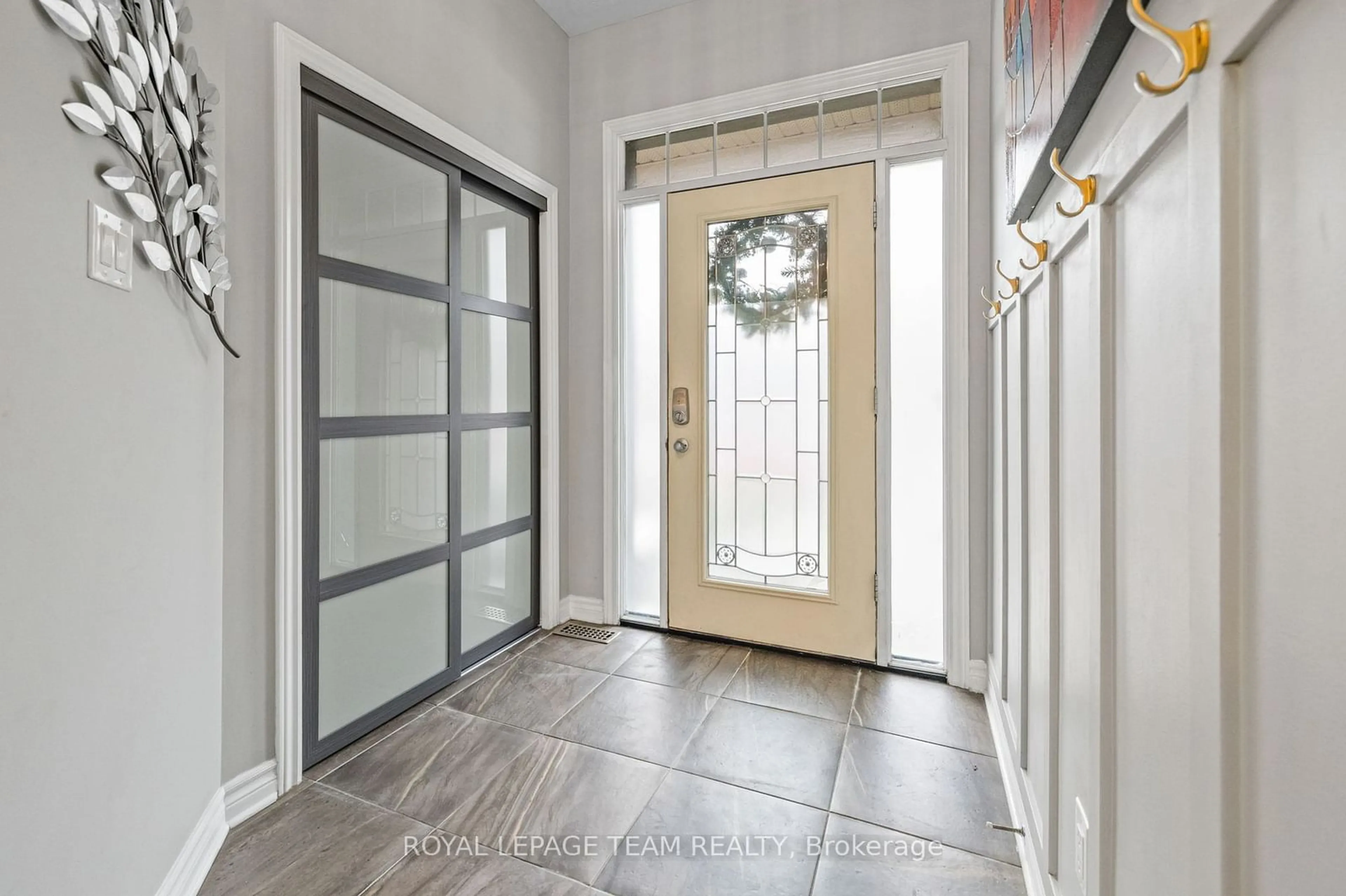 Indoor entryway, wood floors for 1134 Cobble Hill Dr, Barrhaven Ontario K2J 5X7