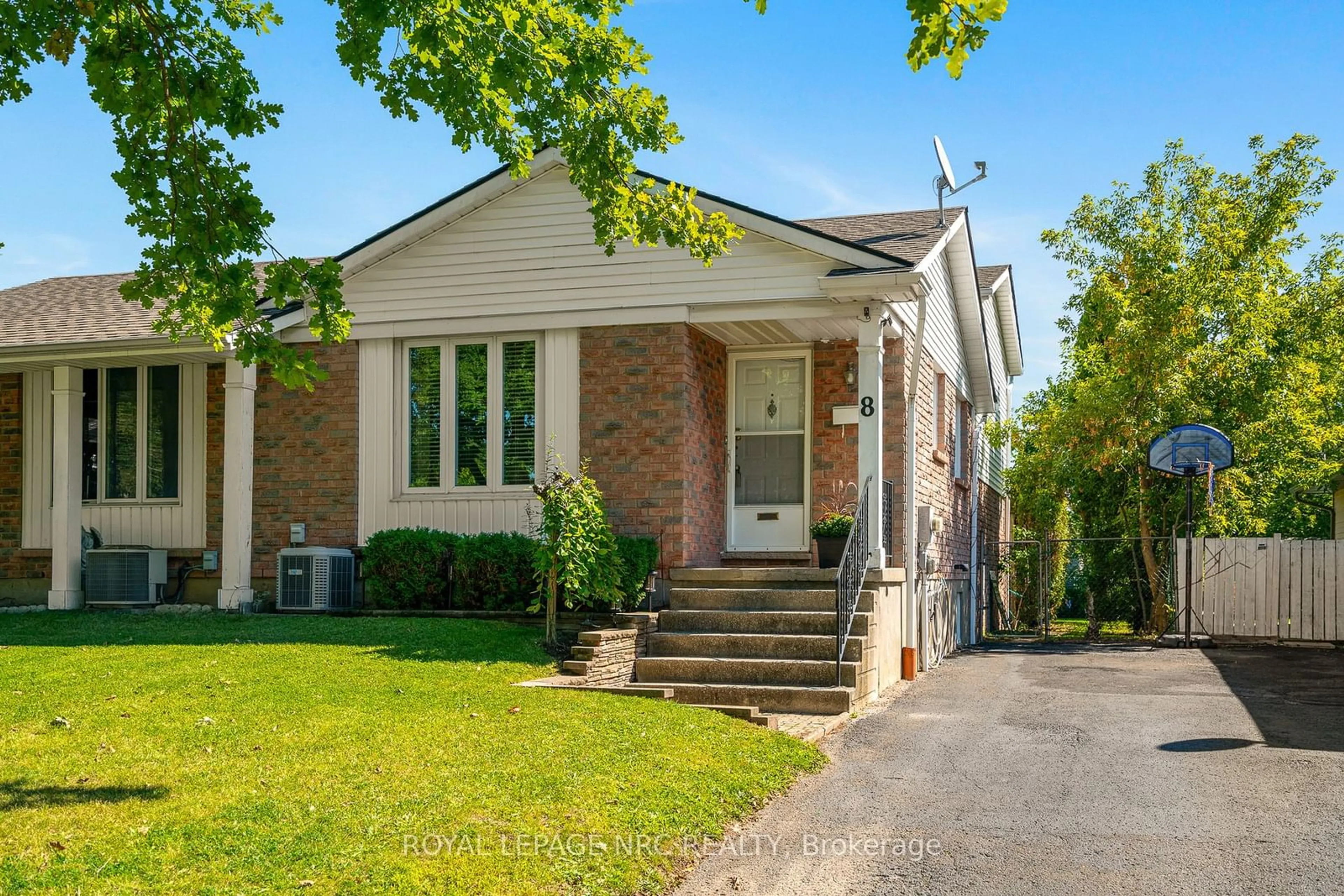 Home with brick exterior material for 8 Mcnicholl Circ, St. Catharines Ontario L2N 7C5