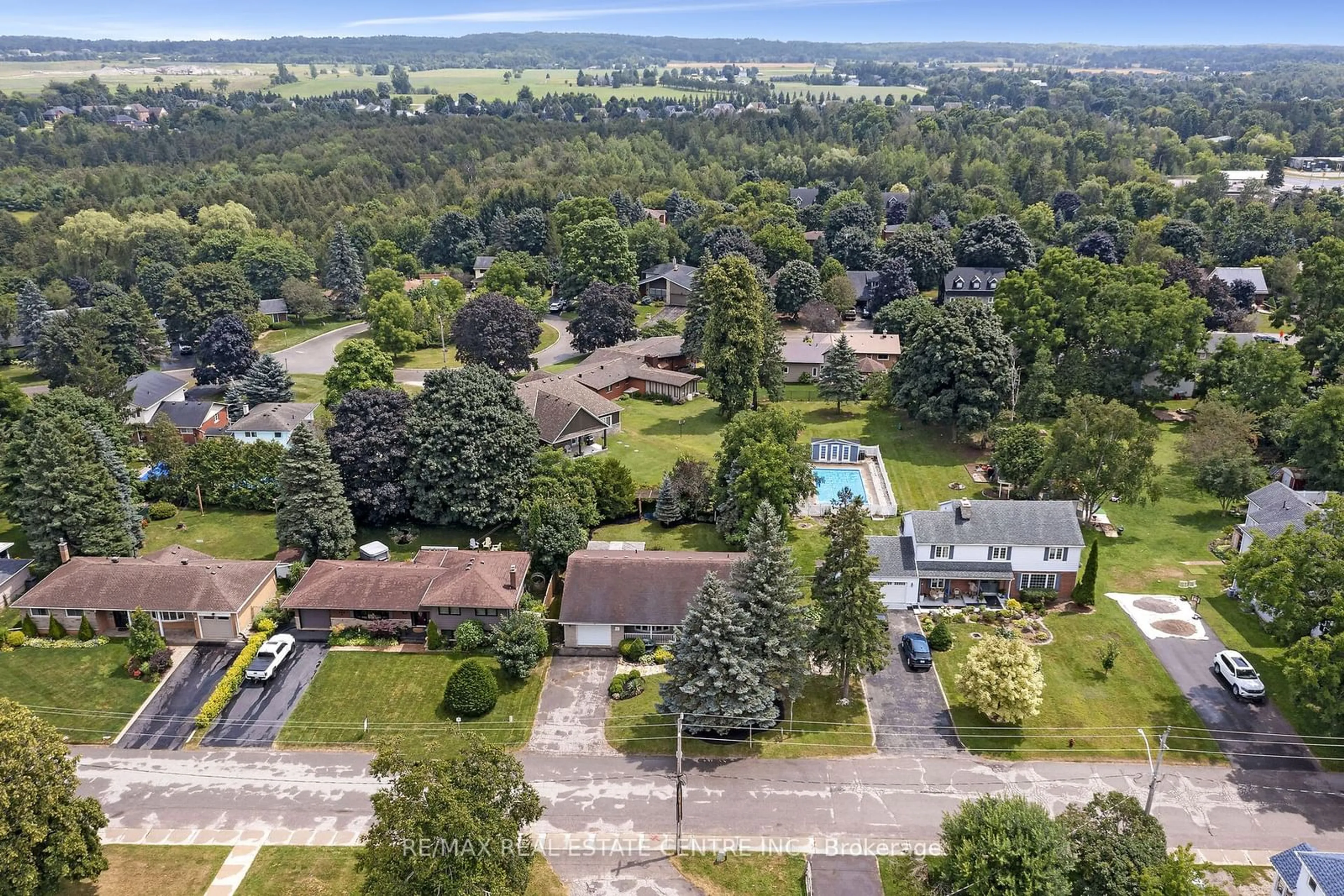 A pic from exterior of the house or condo, the fenced backyard for 23 Millwood Rd, Erin Ontario N0B 1T0