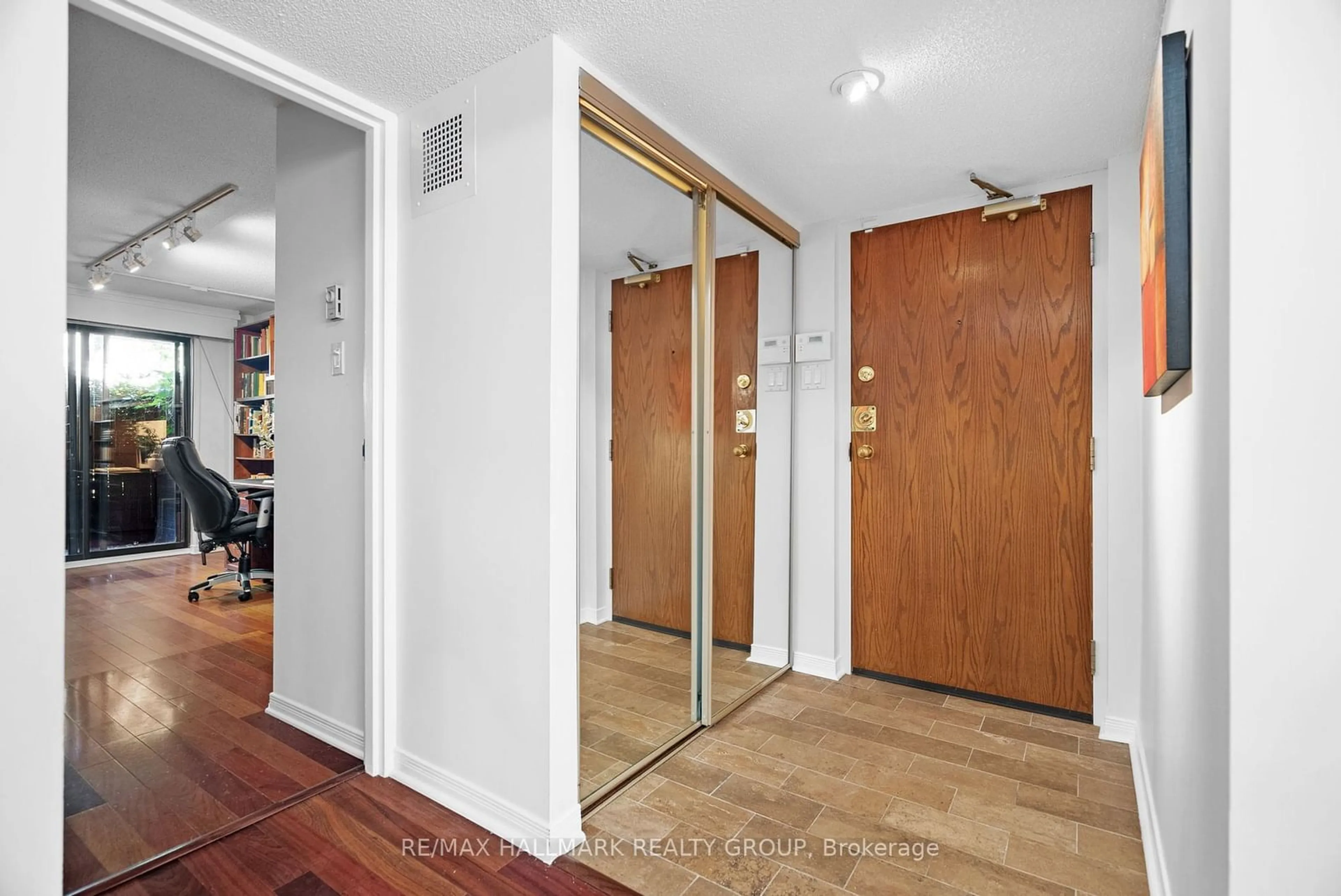 Indoor entryway, wood floors for 140 RIDEAU Terr #2, New Edinburgh - Lindenlea Ontario K1M 0Z2