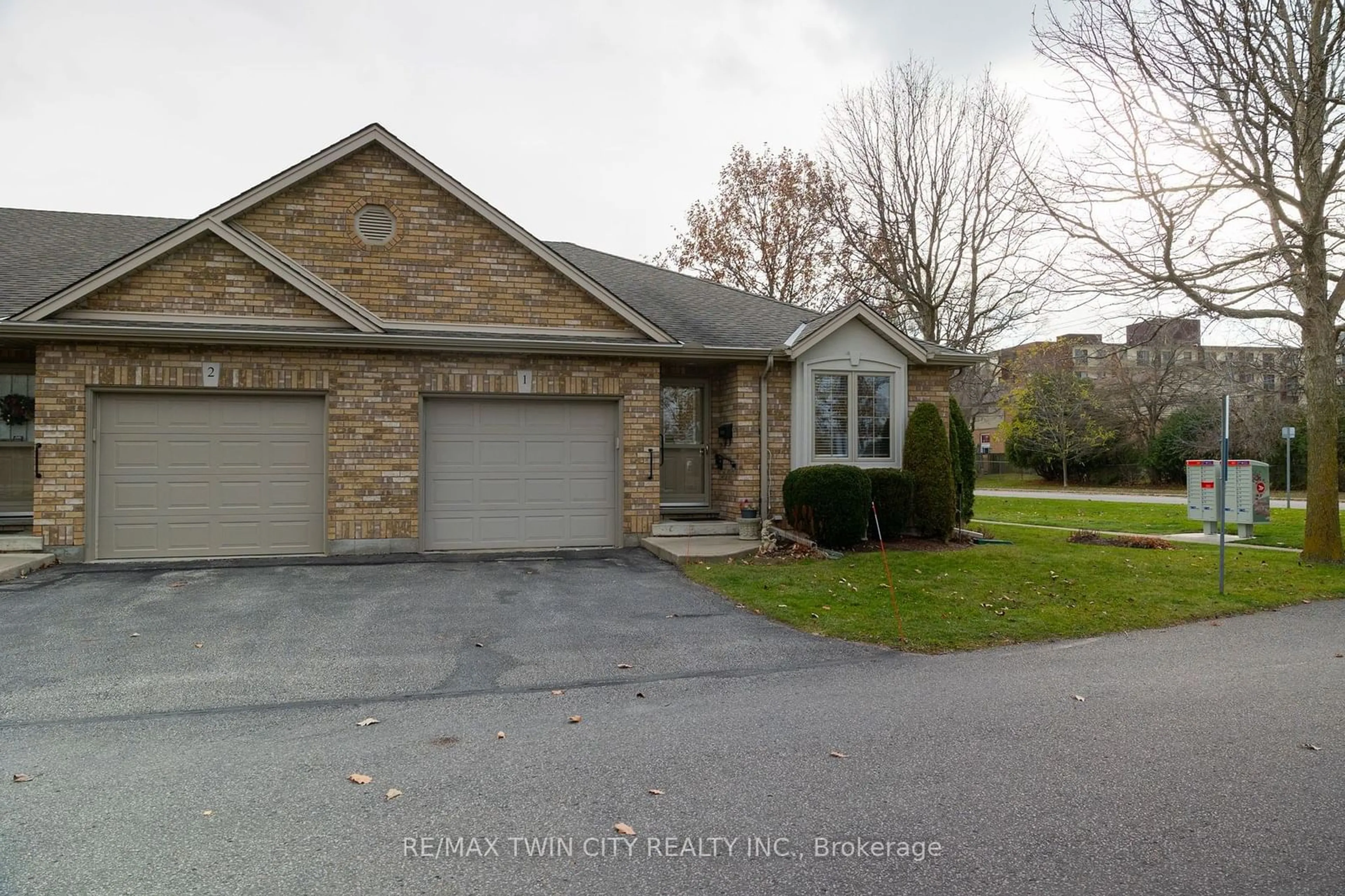 A pic from exterior of the house or condo, the street view for 25 COBDEN Crt #1, Brantford Ontario N3R 8B5