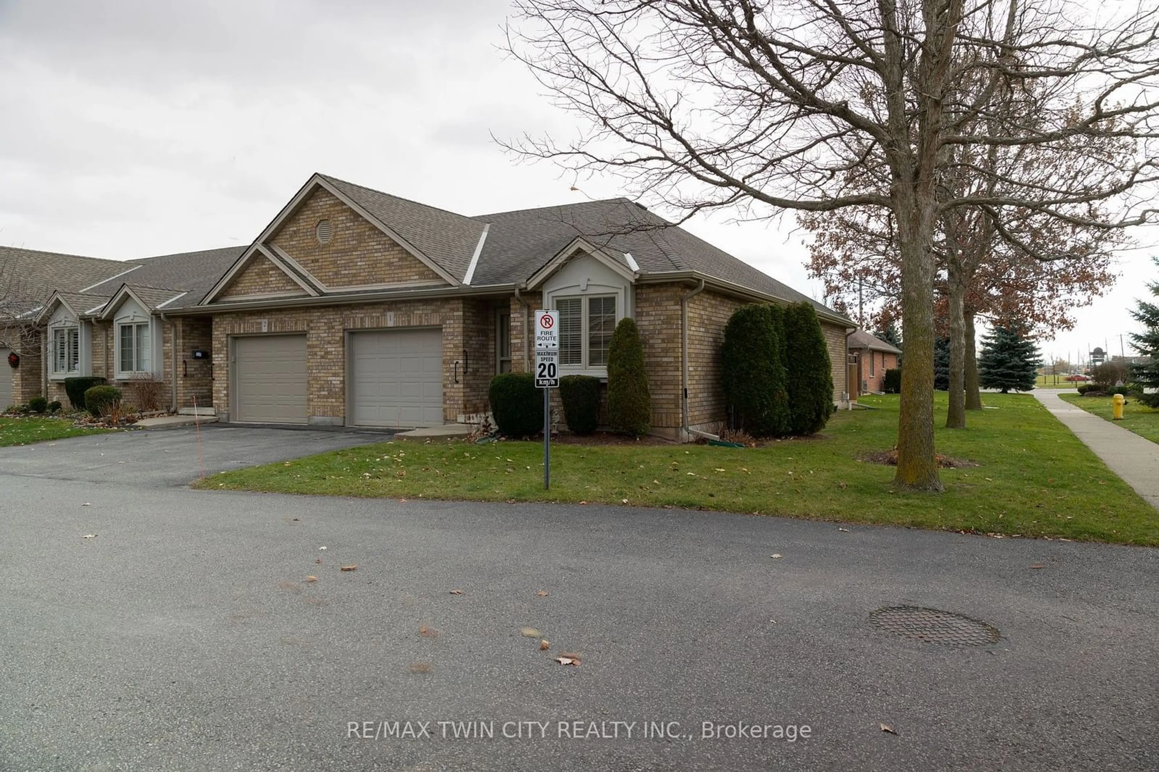 Frontside or backside of a home, the street view for 25 COBDEN Crt #1, Brantford Ontario N3R 8B5