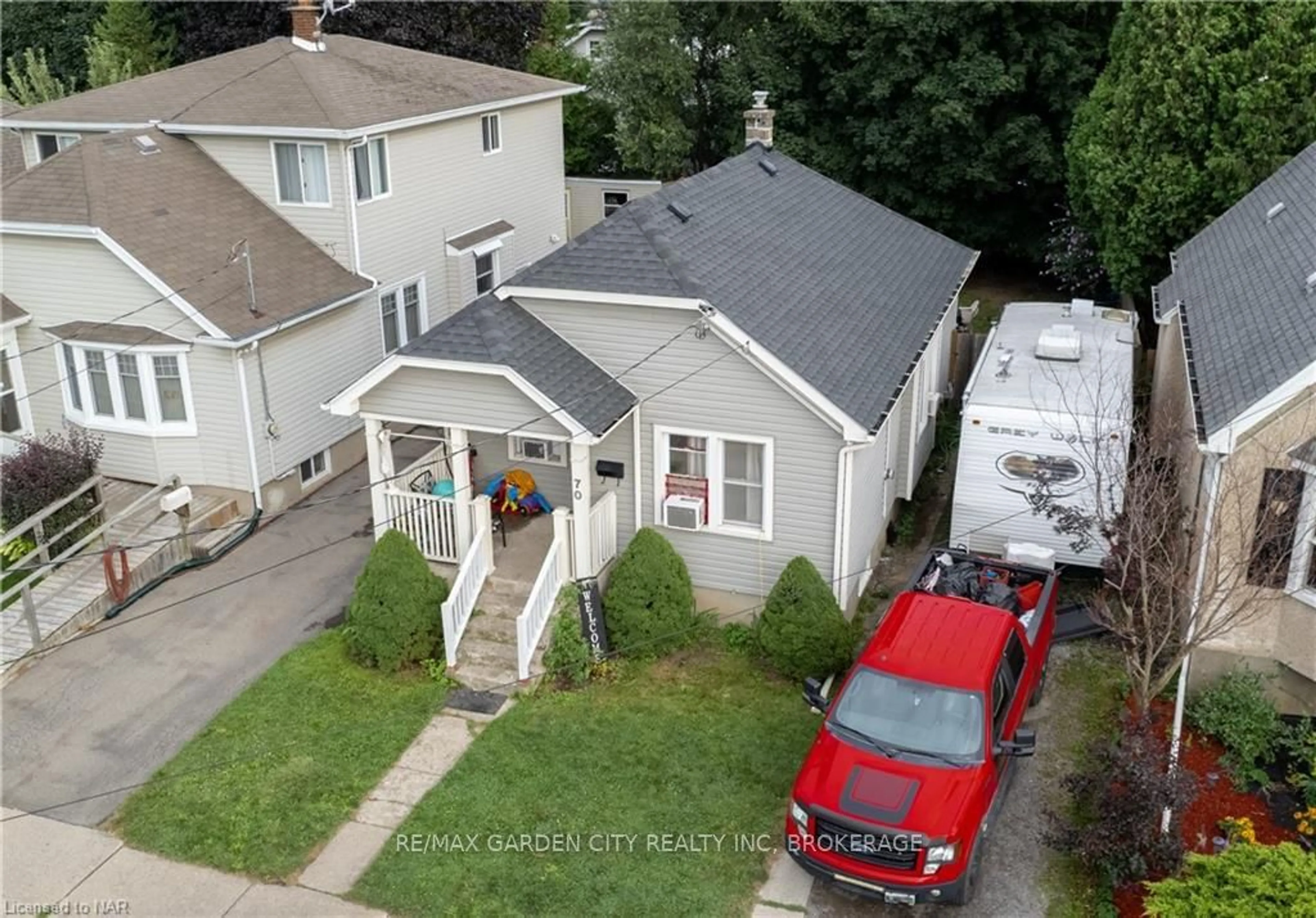 Frontside or backside of a home, the street view for 70 SHERWOOD Ave, St. Catharines Ontario L2R 1X5