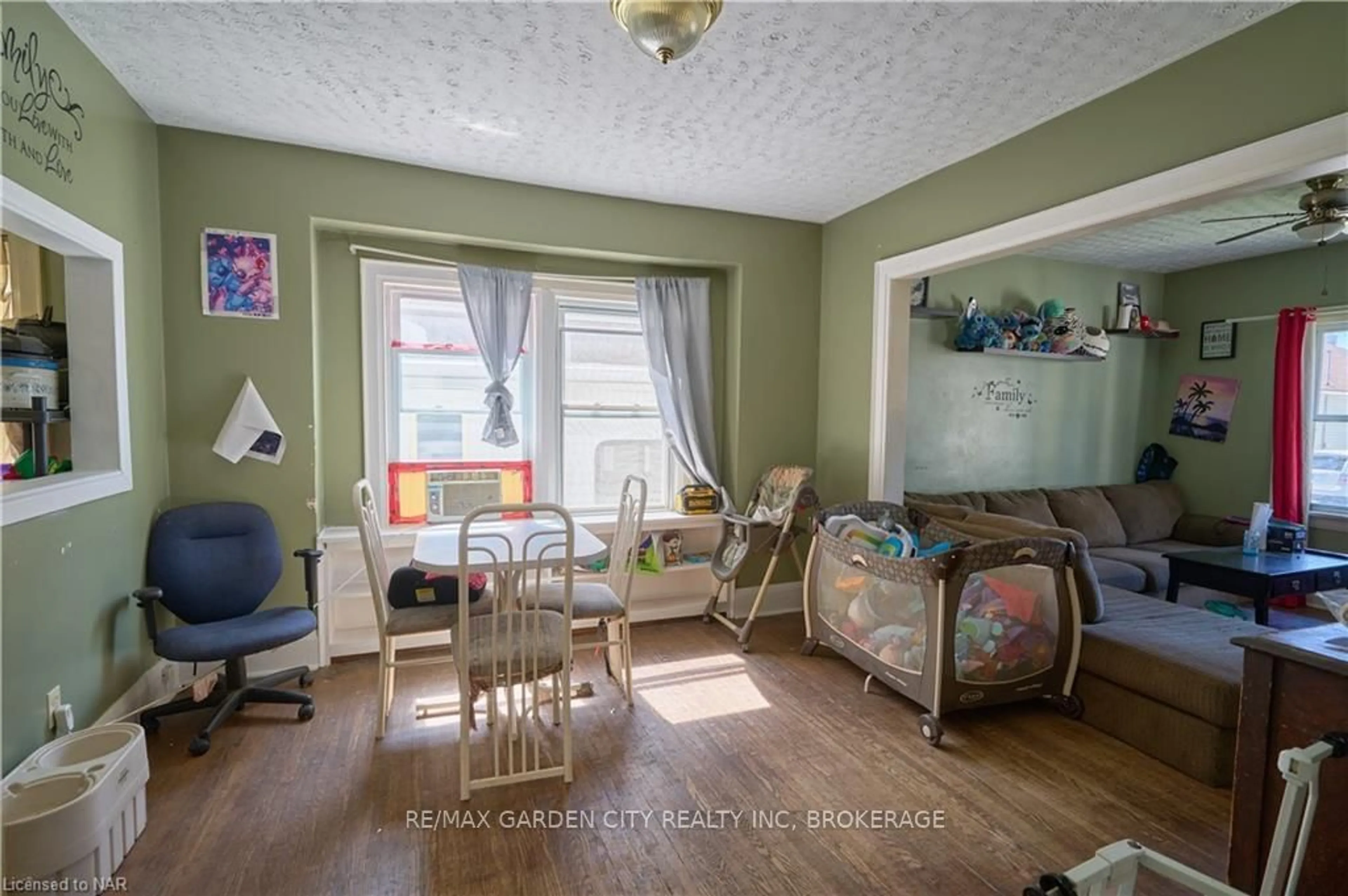 A pic of a room, wood floors for 70 SHERWOOD Ave, St. Catharines Ontario L2R 1X5