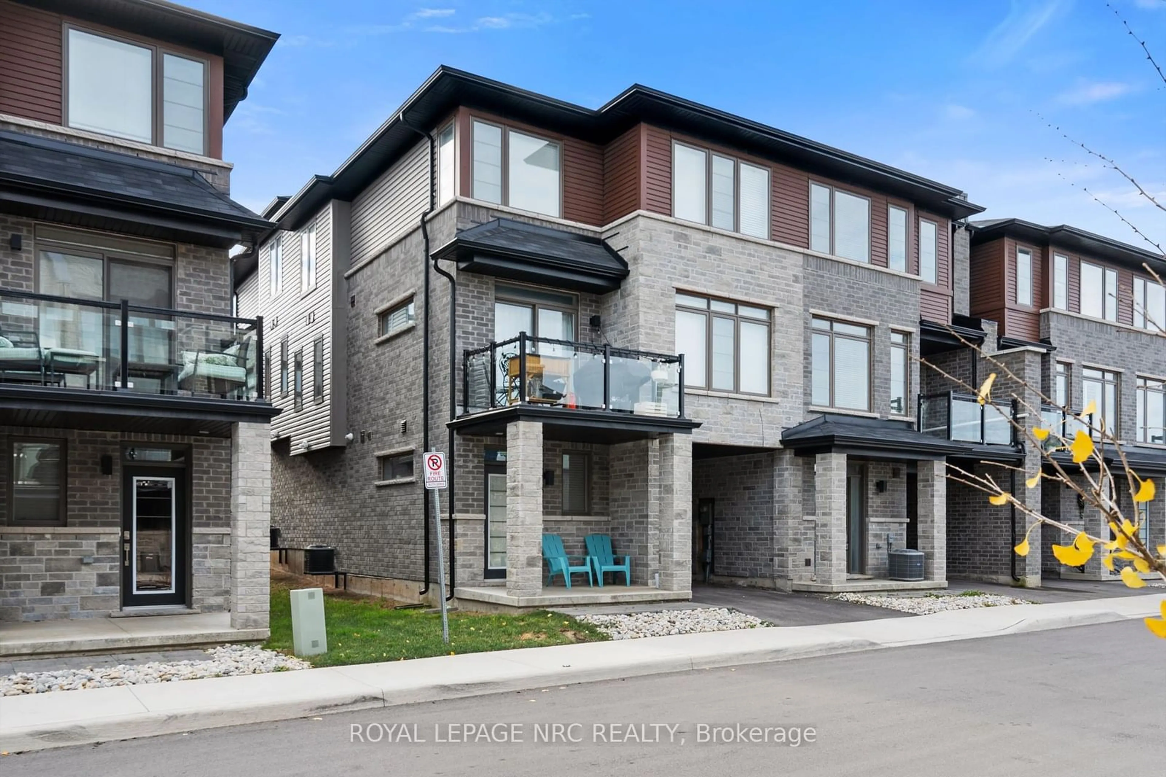 A pic from exterior of the house or condo, the street view for 5000 Connor Dr #17, Lincoln Ontario L3J 0T4