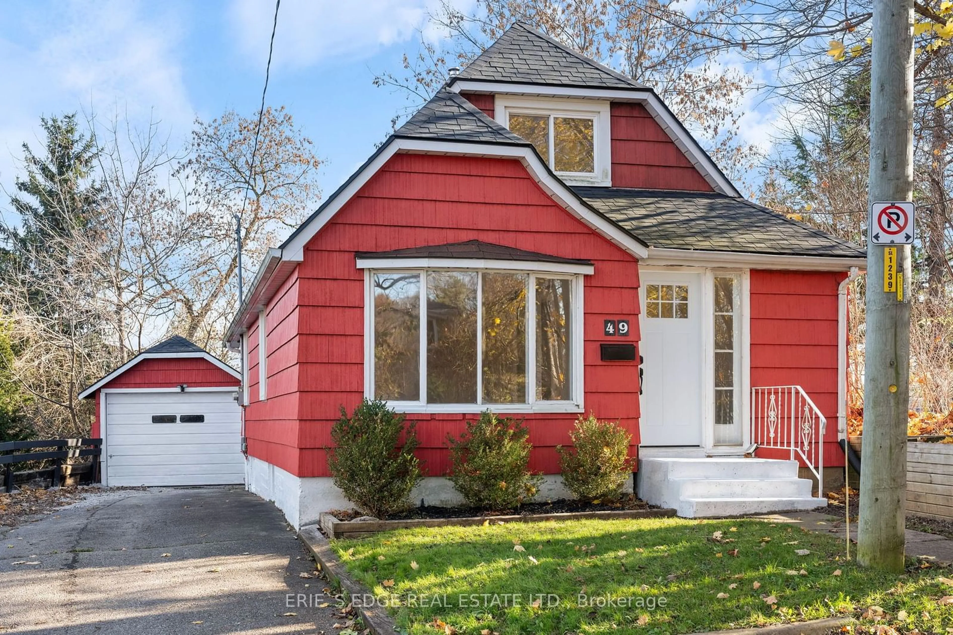 Home with vinyl exterior material for 49 Nelson St, Norfolk Ontario N3Y 3E5