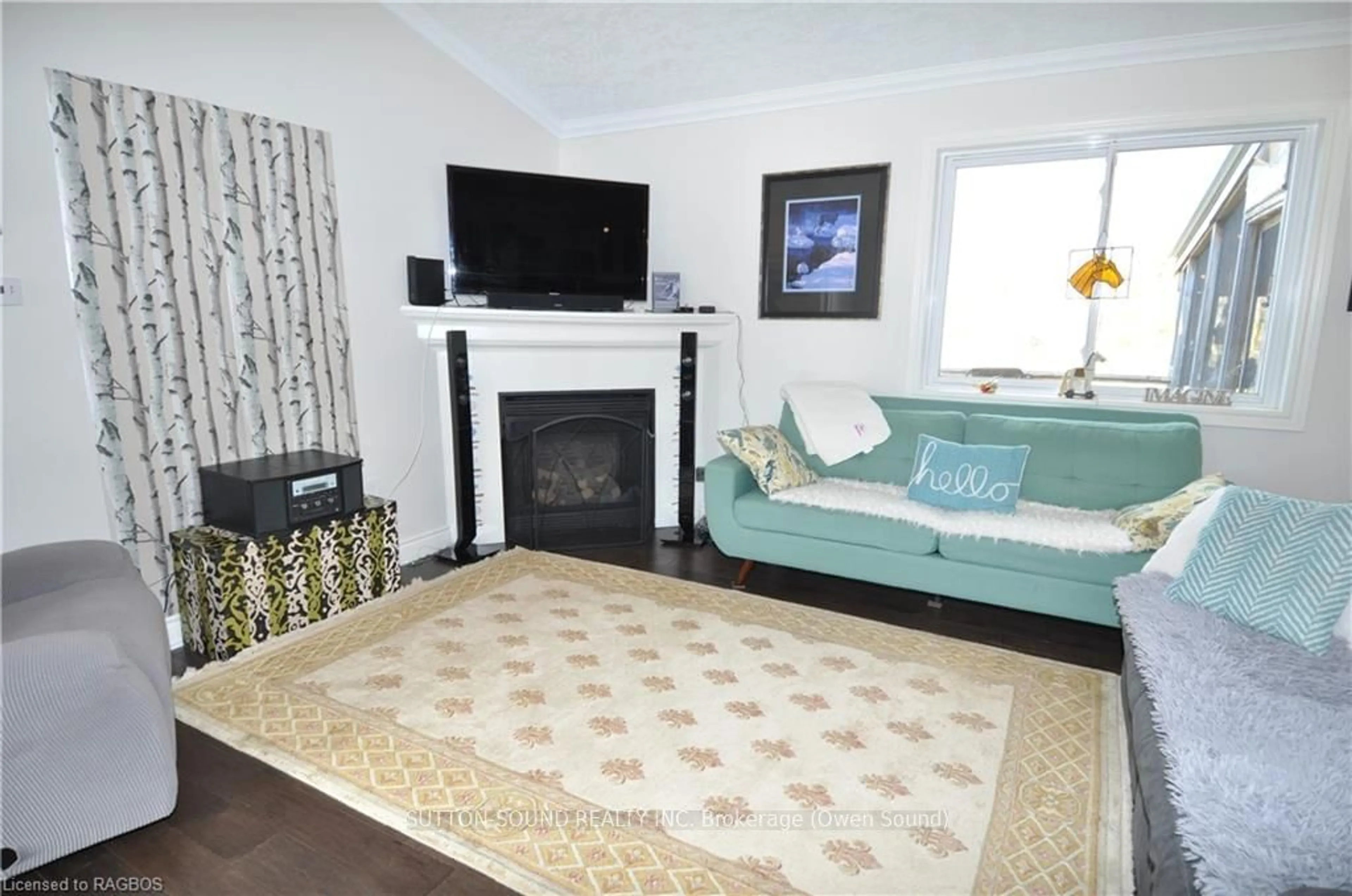 Living room, carpet floors for 1 WILLIAMSON Pl, South Bruce Peninsula Ontario N0H 2T0