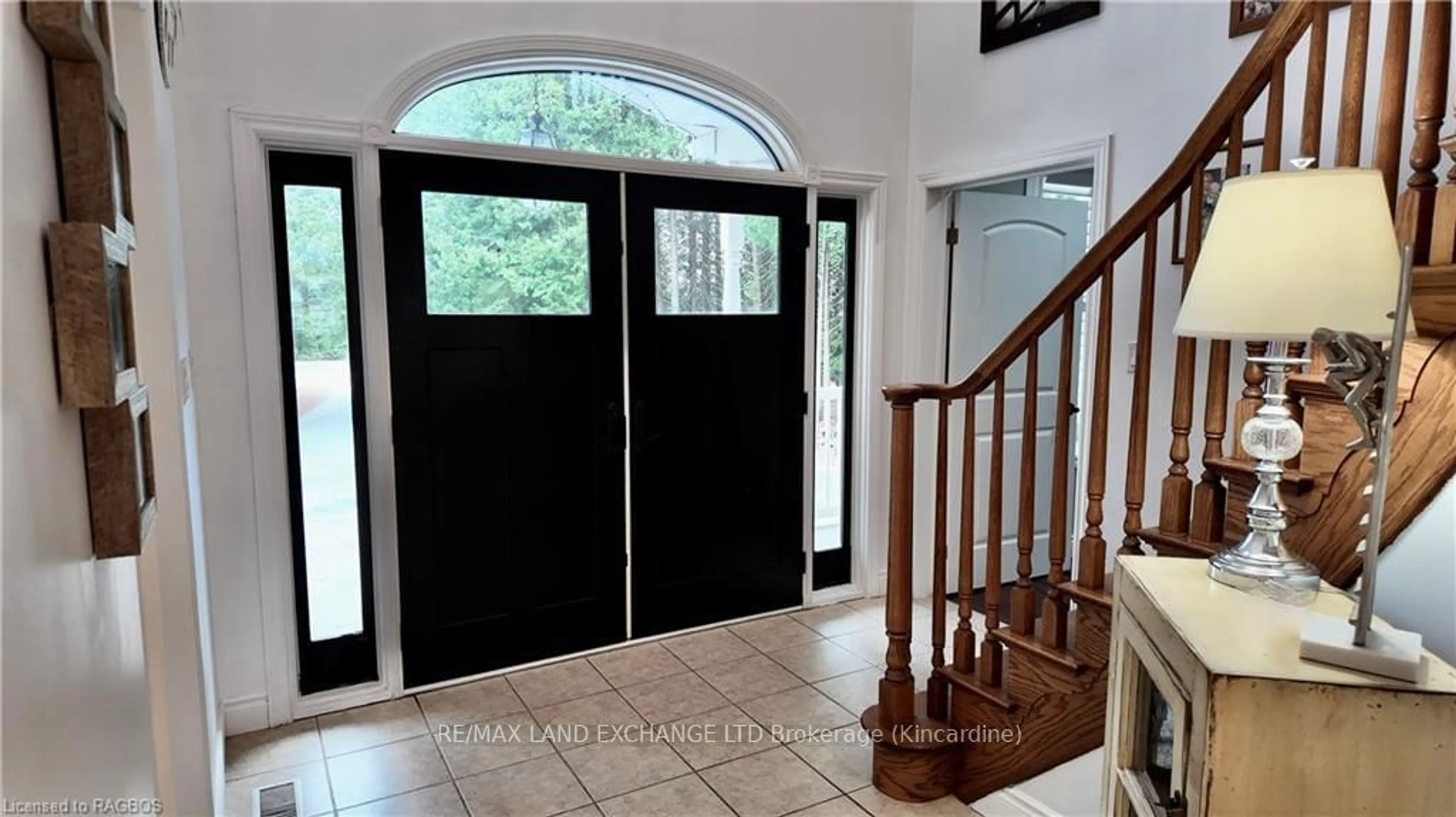 Indoor entryway, wood floors for 19 STONEY ISLAND Cres, Kincardine Ontario N2Z 2X6