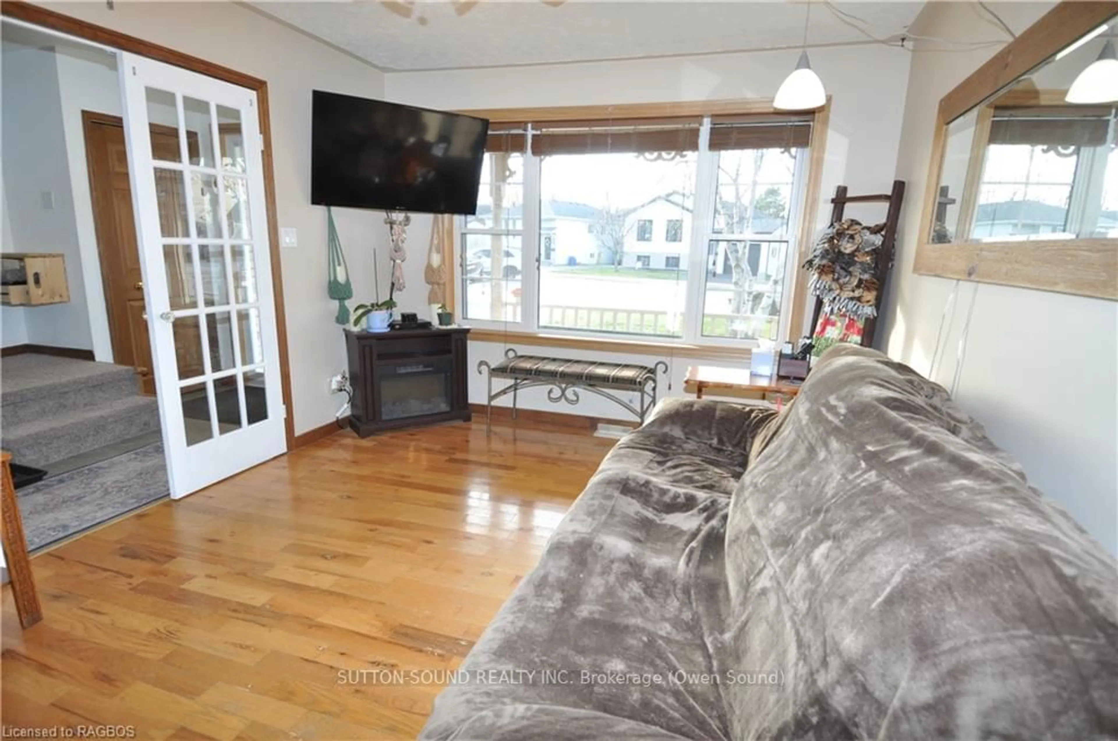 Living room, wood floors for 2675 9TH Ave, Owen Sound Ontario N4K 3H6