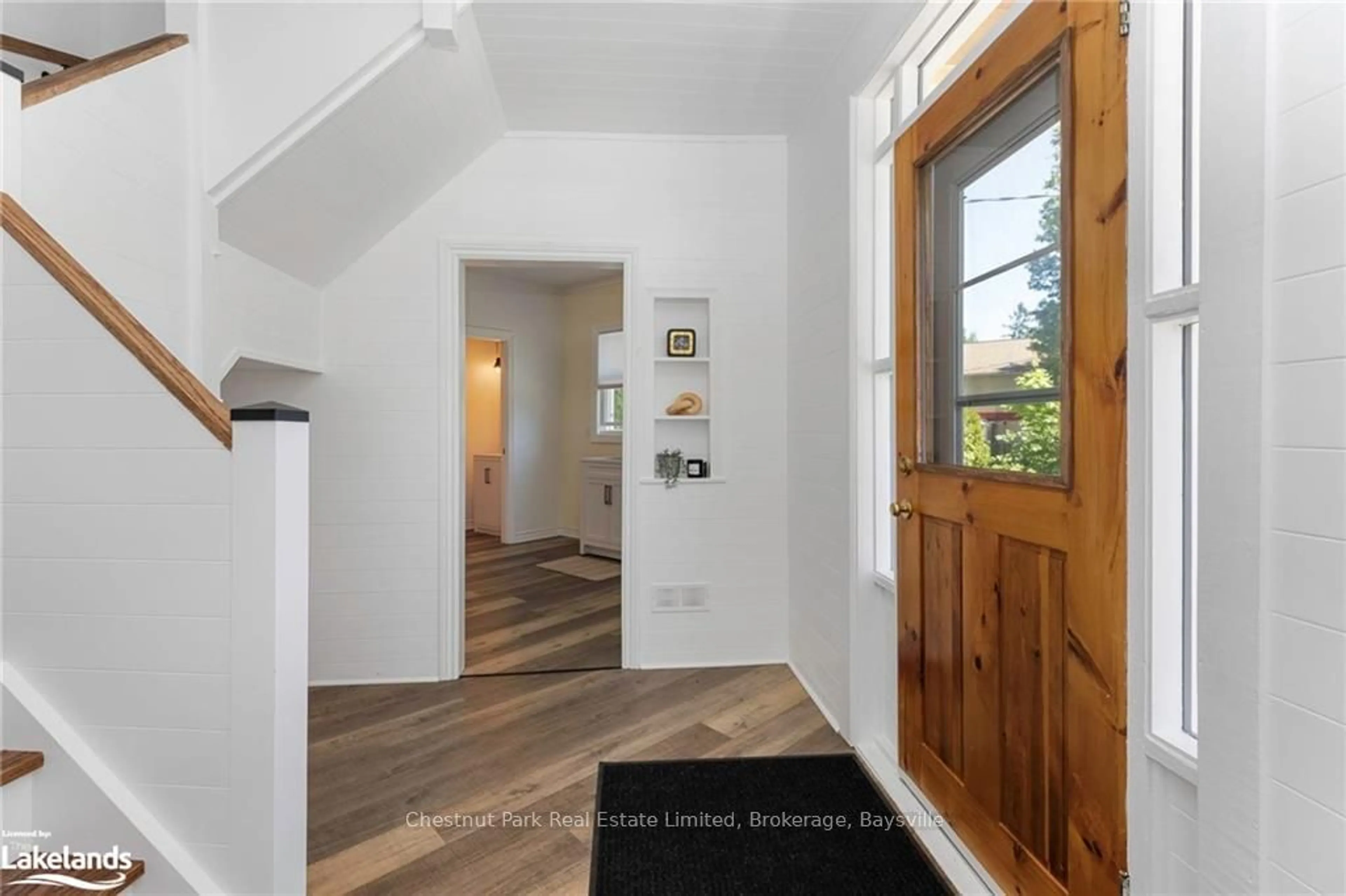 Indoor entryway, wood floors for 2673 MUSKOKA RD 117, Lake of Bays Ontario P0B 1A0