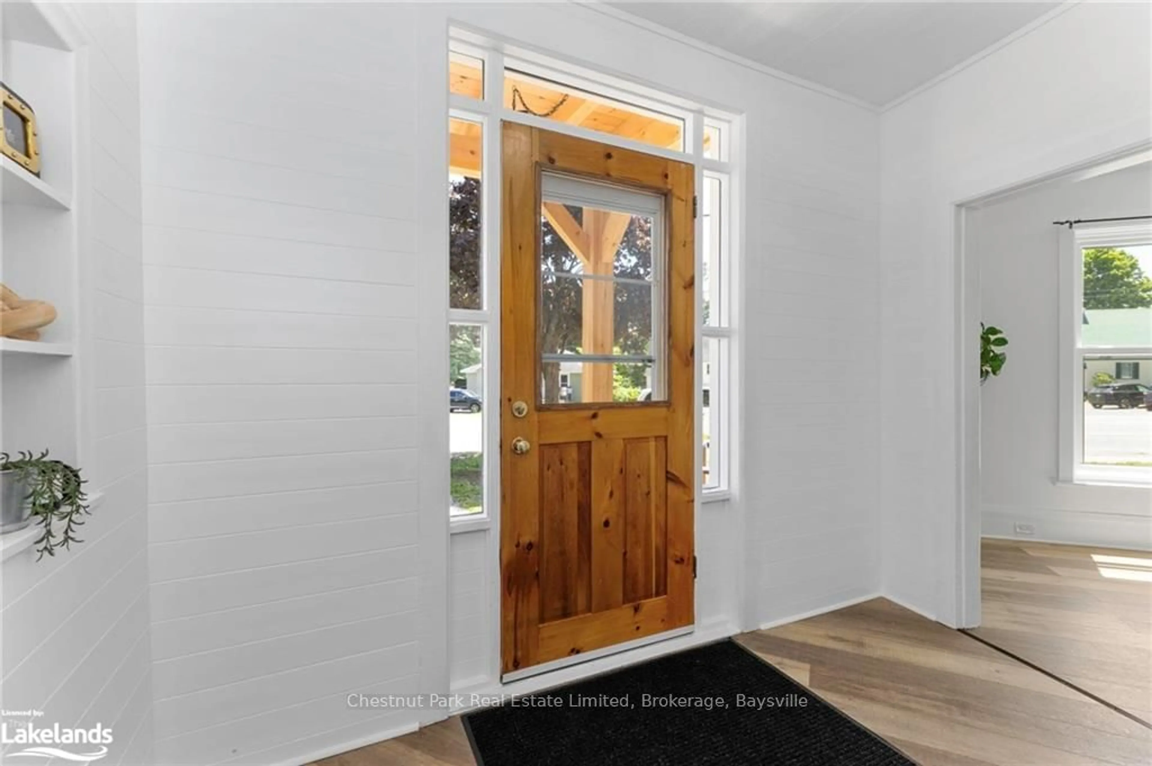 Indoor entryway, wood floors for 2673 MUSKOKA RD 117, Lake of Bays Ontario P0B 1A0