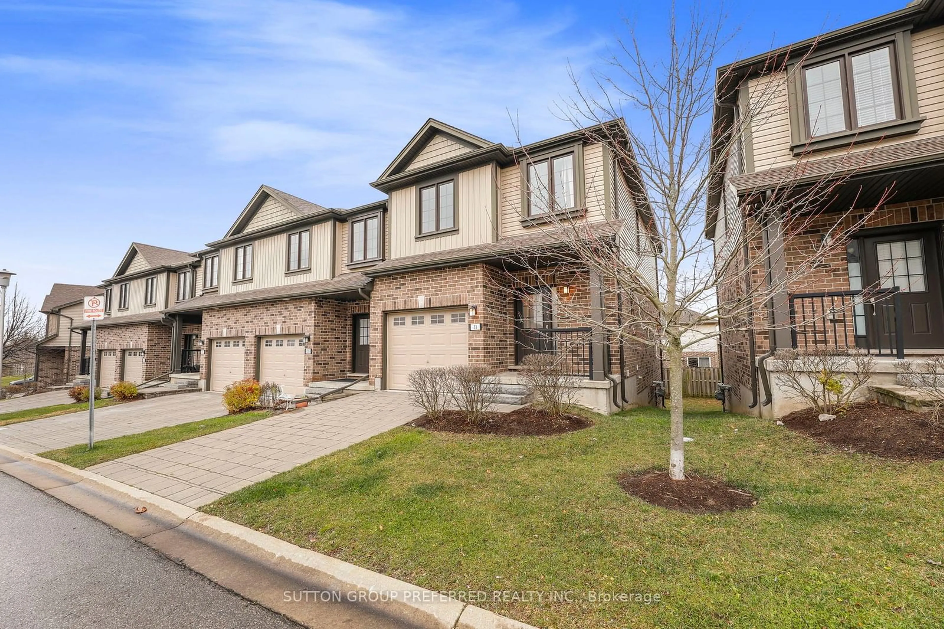 A pic from exterior of the house or condo, the street view for 1030 Oakcrossing Gate #33, London Ontario N6H 0H1