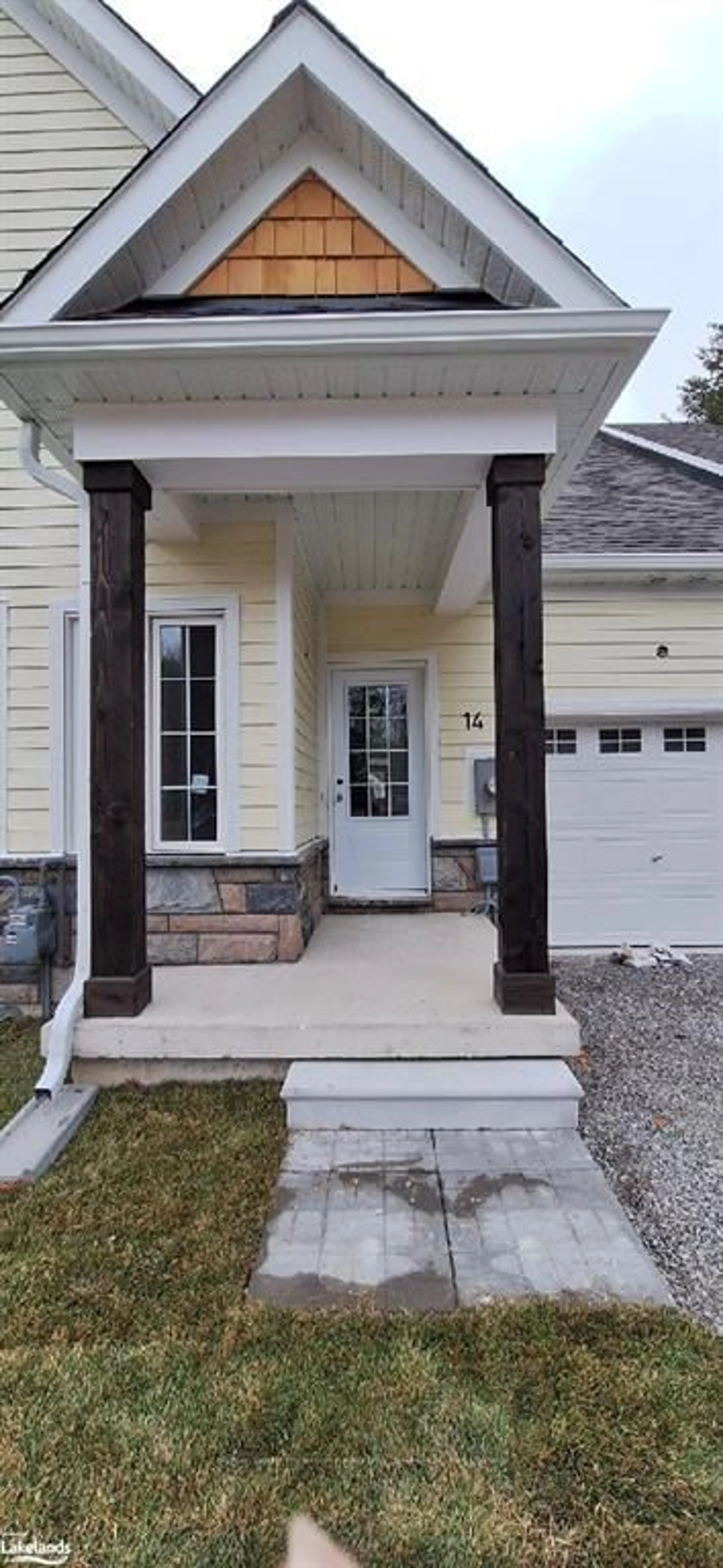 Indoor entryway, cement floor for 14 LEEDS Crt, Bracebridge Ontario P1L 1B3