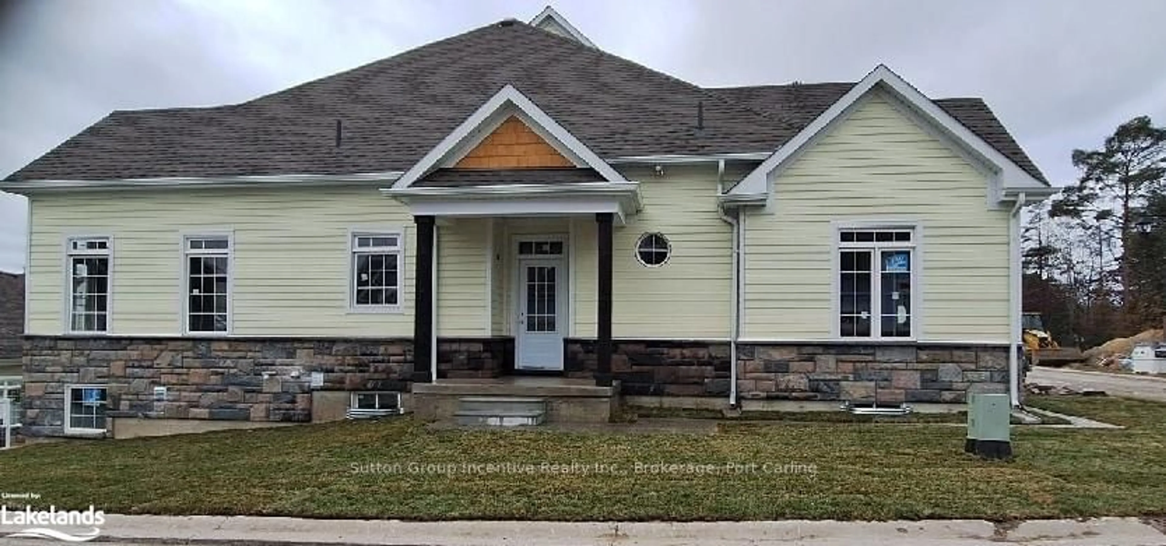 Home with vinyl exterior material for 2 LEEDS Crt, Bracebridge Ontario P1L 1B3