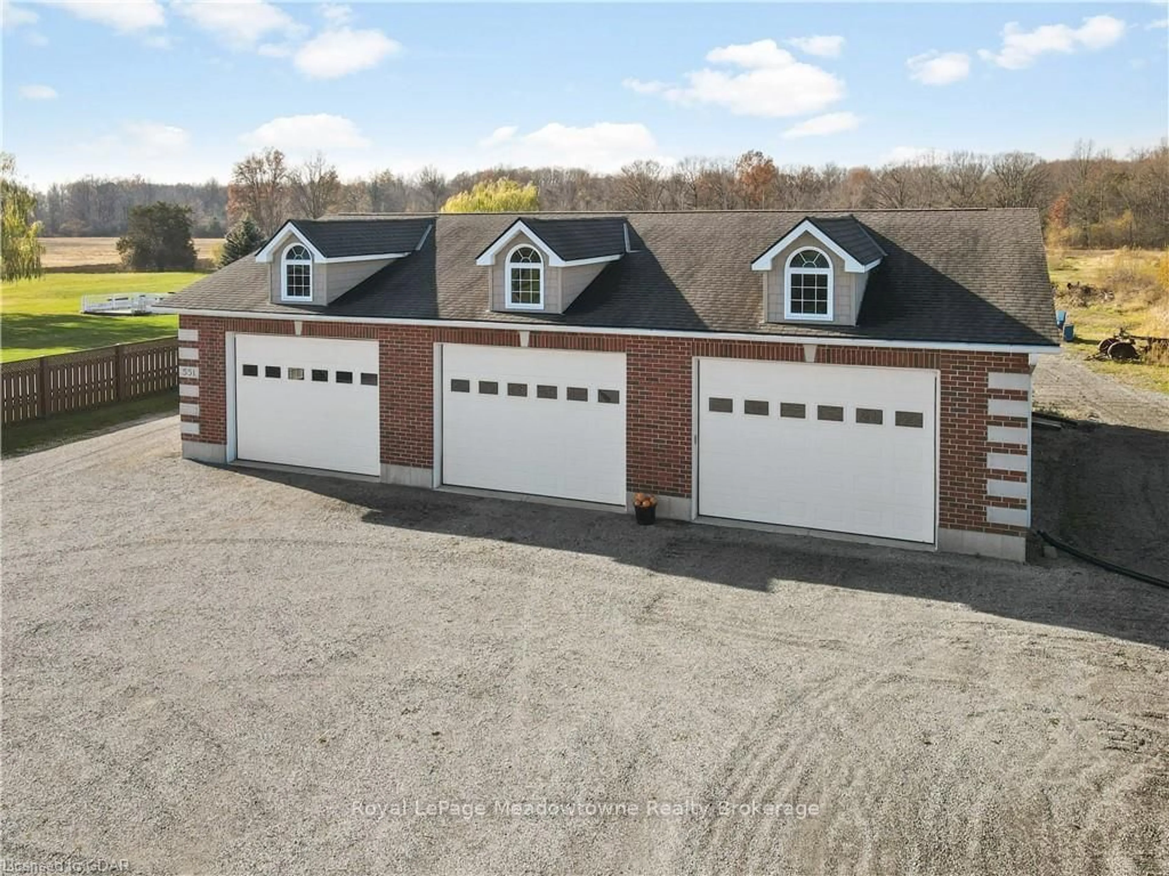 Indoor garage for 551 DARBY Rd, Welland Ontario L0S 1K0