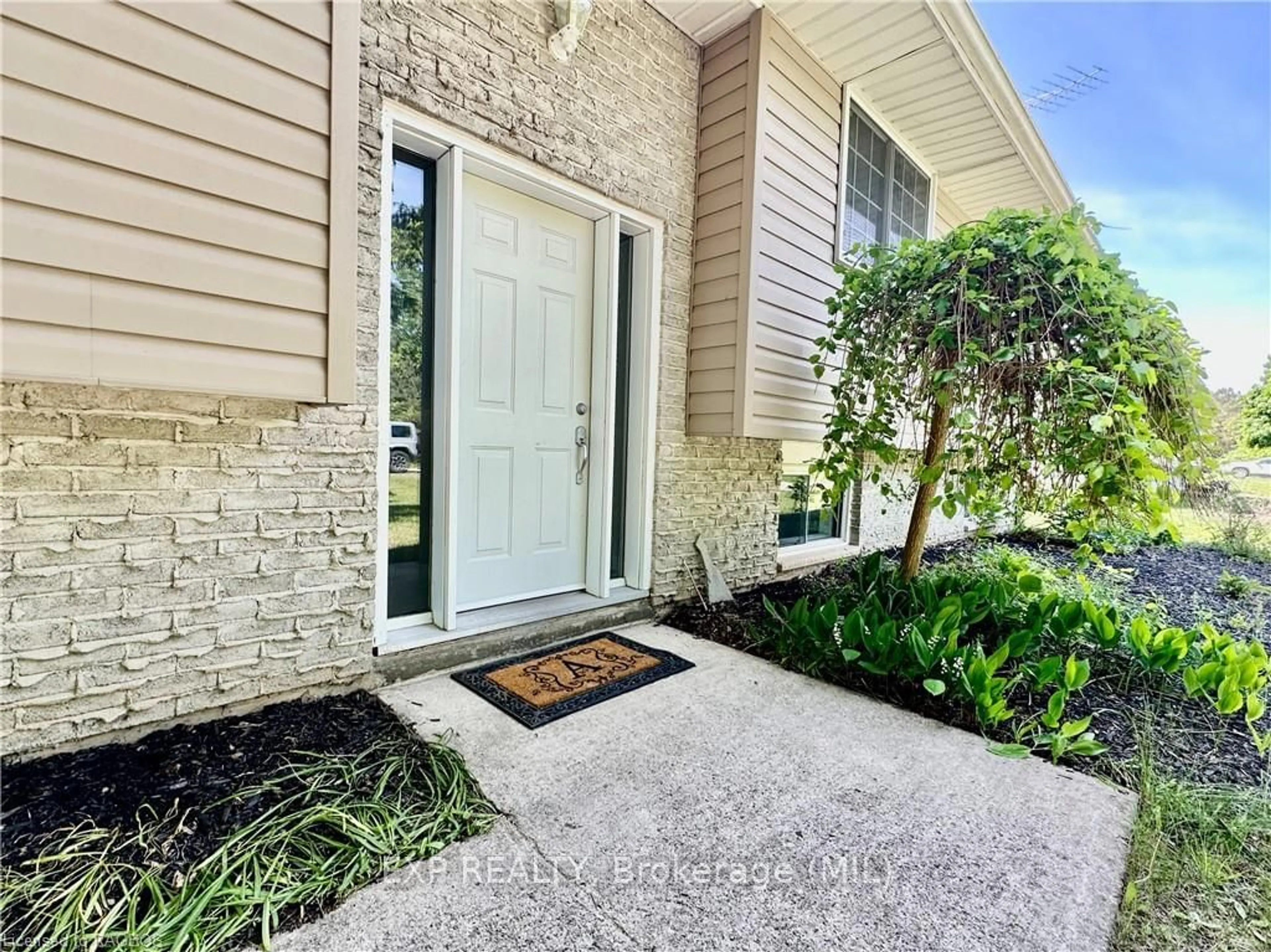 Indoor entryway, cement floor for 129 WESTFALL Cres, West Grey Ontario N4N 3B9