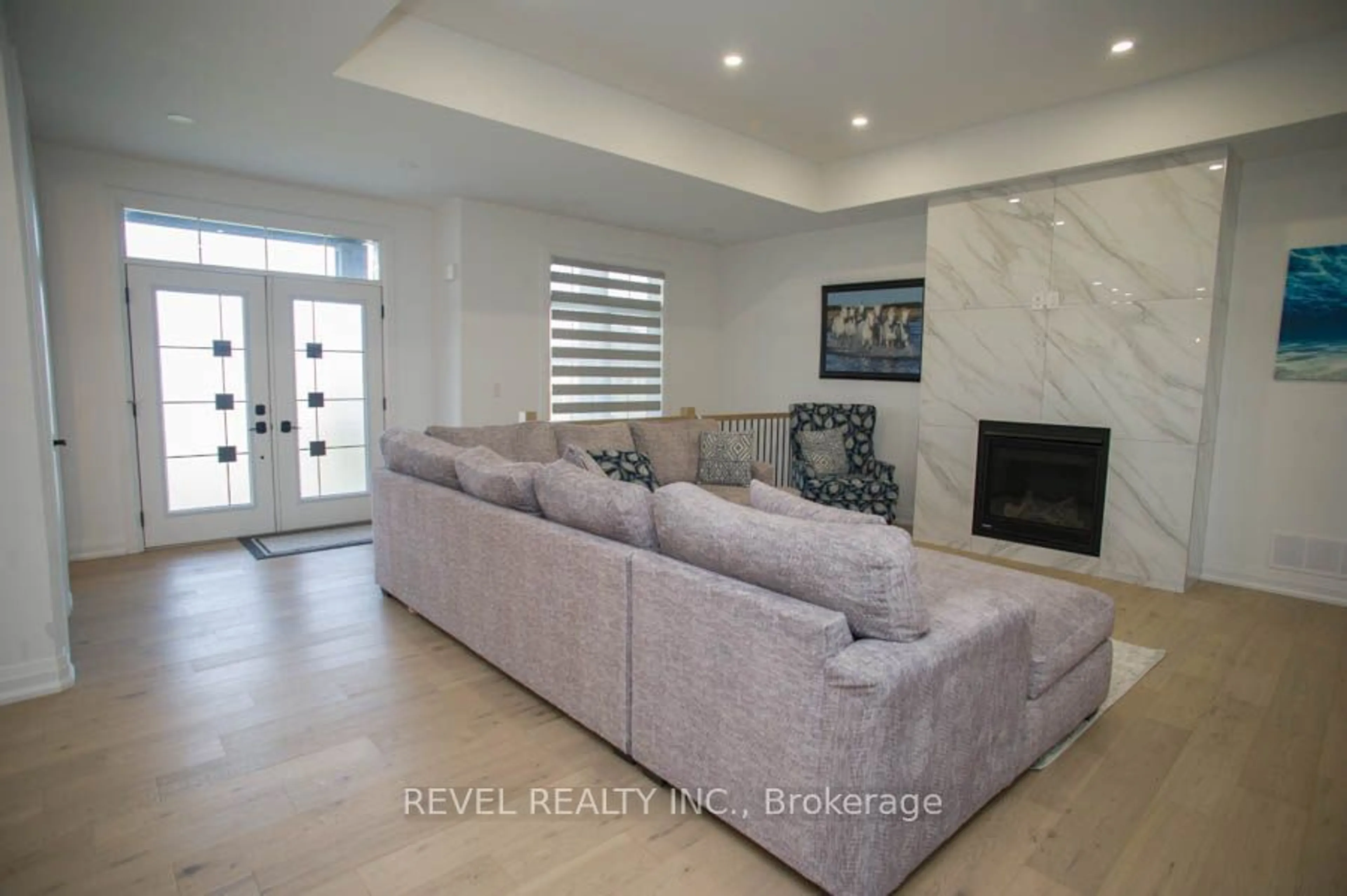 Living room, ceramic floors for 14 Bowen Pl, Brant Ontario N0E 1L0