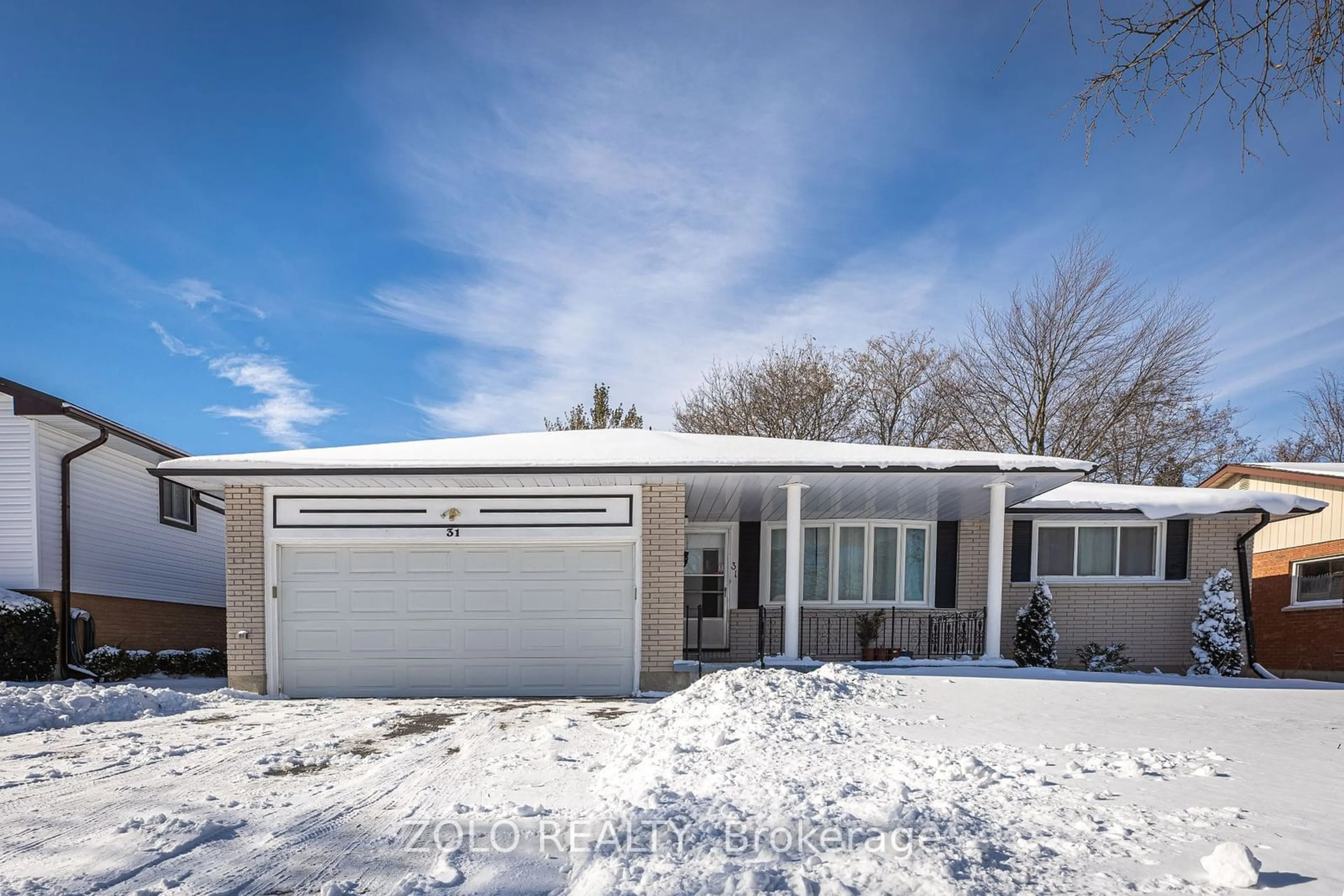 A pic from exterior of the house or condo, the street view for 31 Applewood Lane, London Ontario N6J 3P9