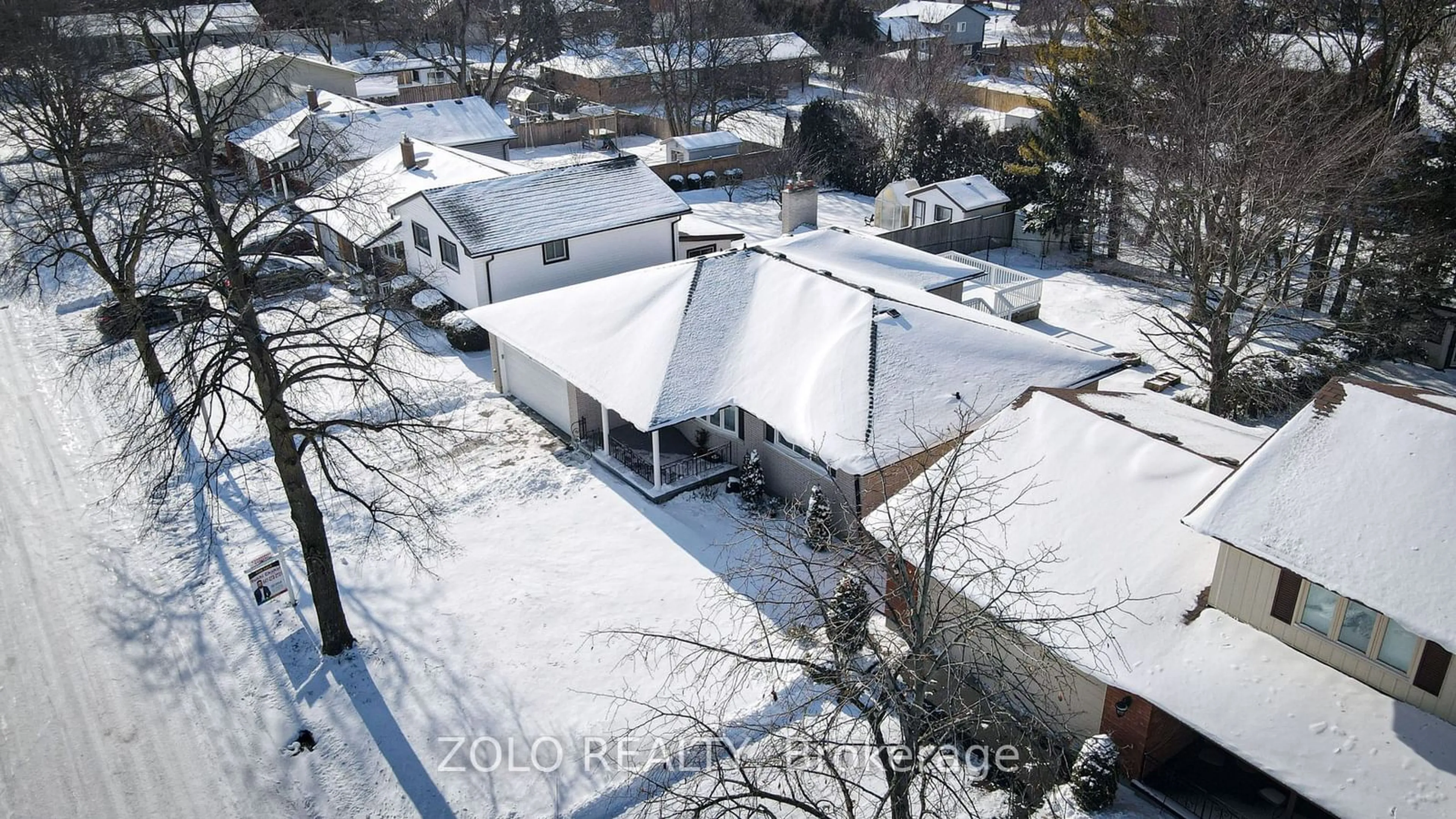 Frontside or backside of a home, the street view for 31 Applewood Lane, London Ontario N6J 3P9