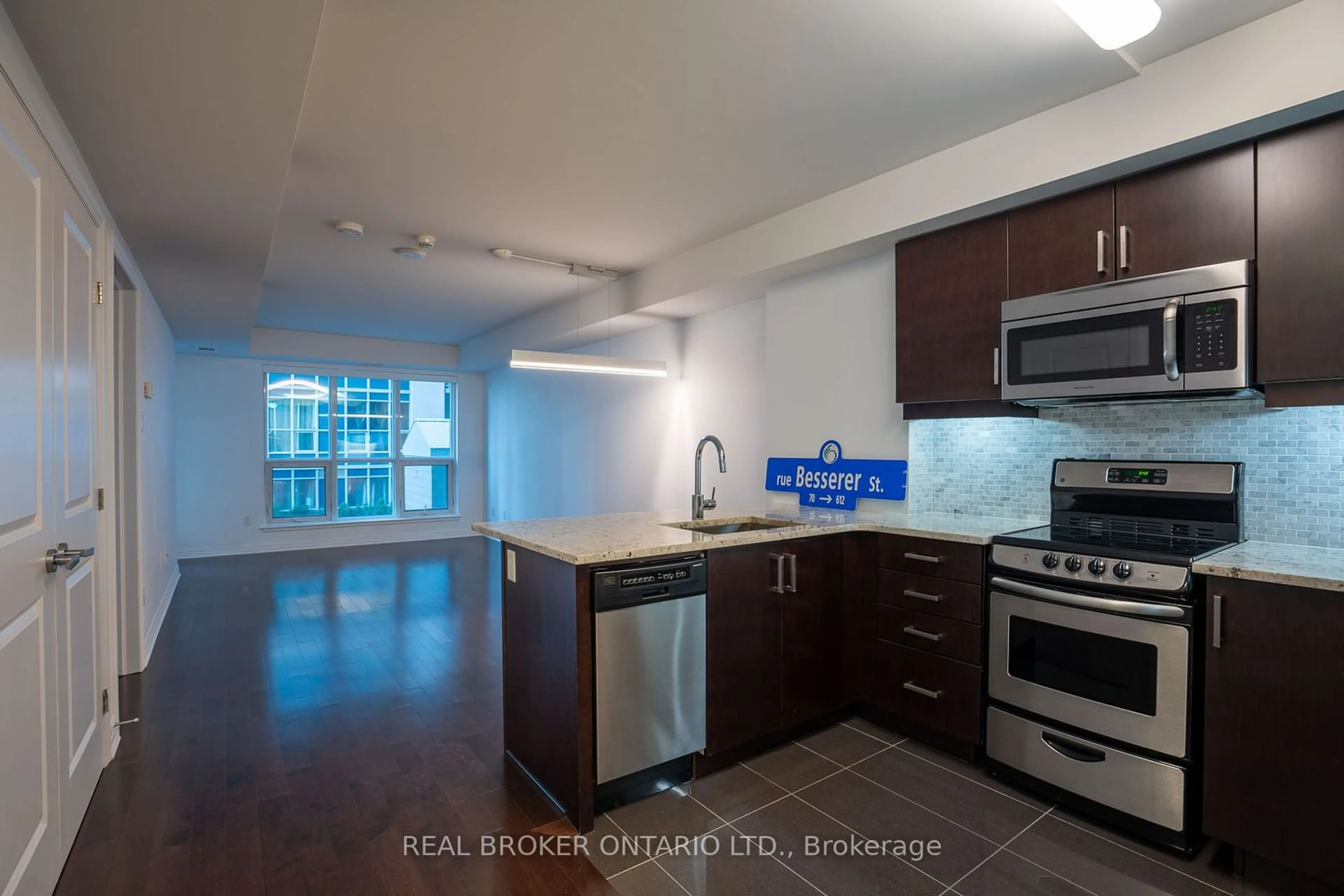 Standard kitchen, wood floors for 195 Besserer St #407, Lower Town - Sandy Hill Ontario K1N 0B6