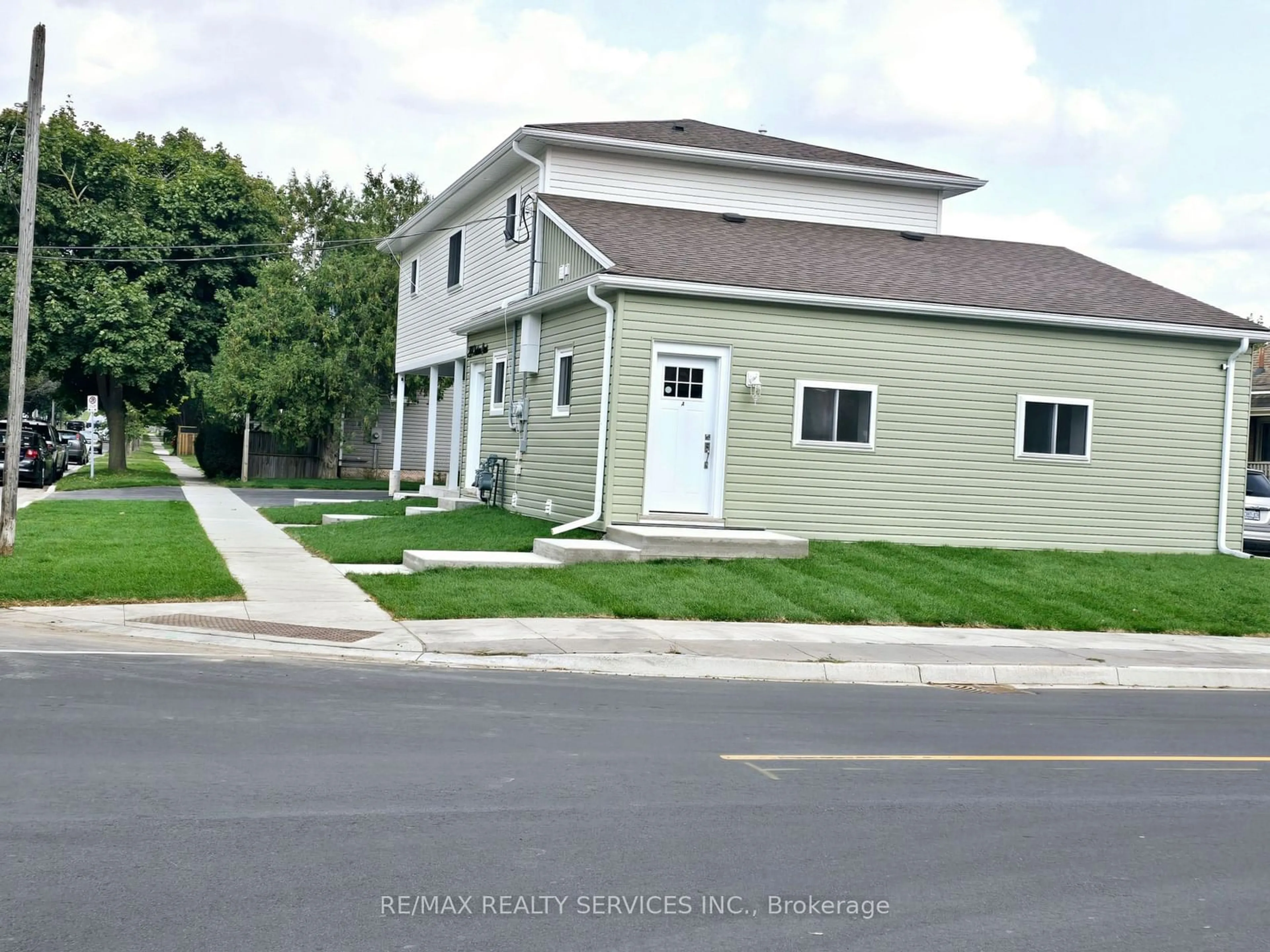 Frontside or backside of a home, the street view for 289 Chatham St, Brantford Ontario N3S 6G3