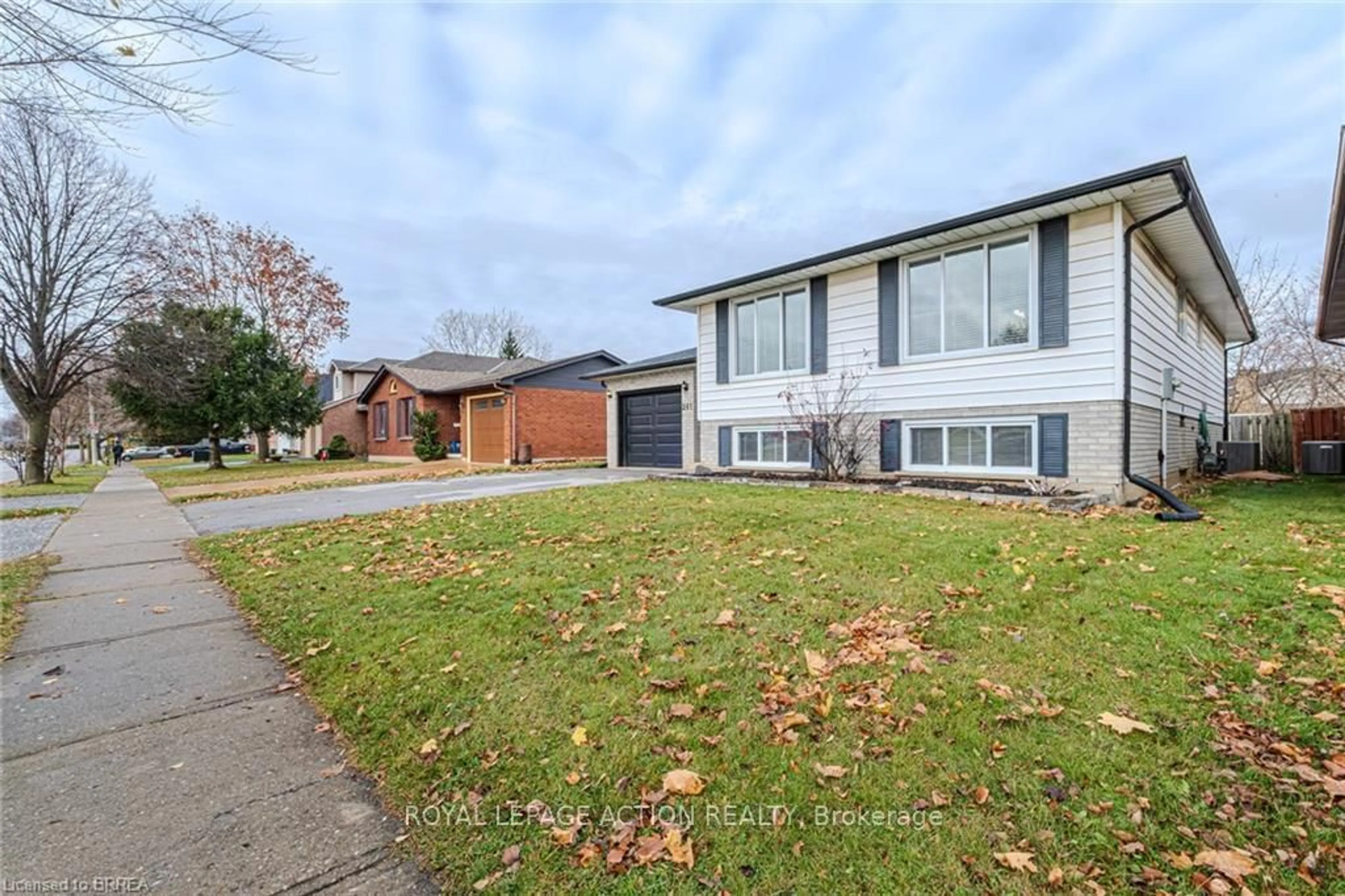 Frontside or backside of a home, the street view for 261 Brantwood Park Rd, Brantford Ontario N3P 1P2