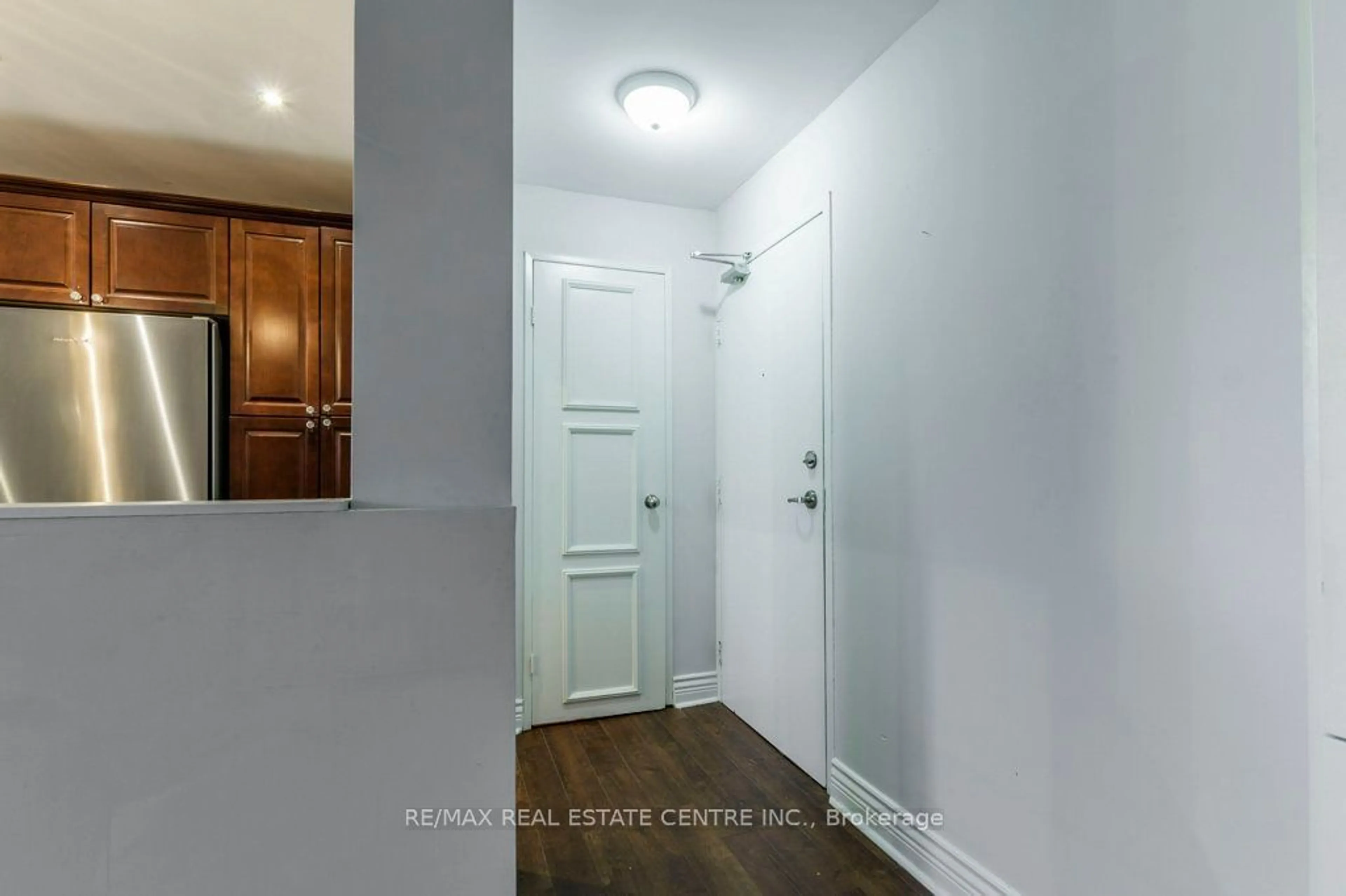 Indoor entryway, wood floors for 1106 Jalna Blvd #101, London Ontario N6E 2R9