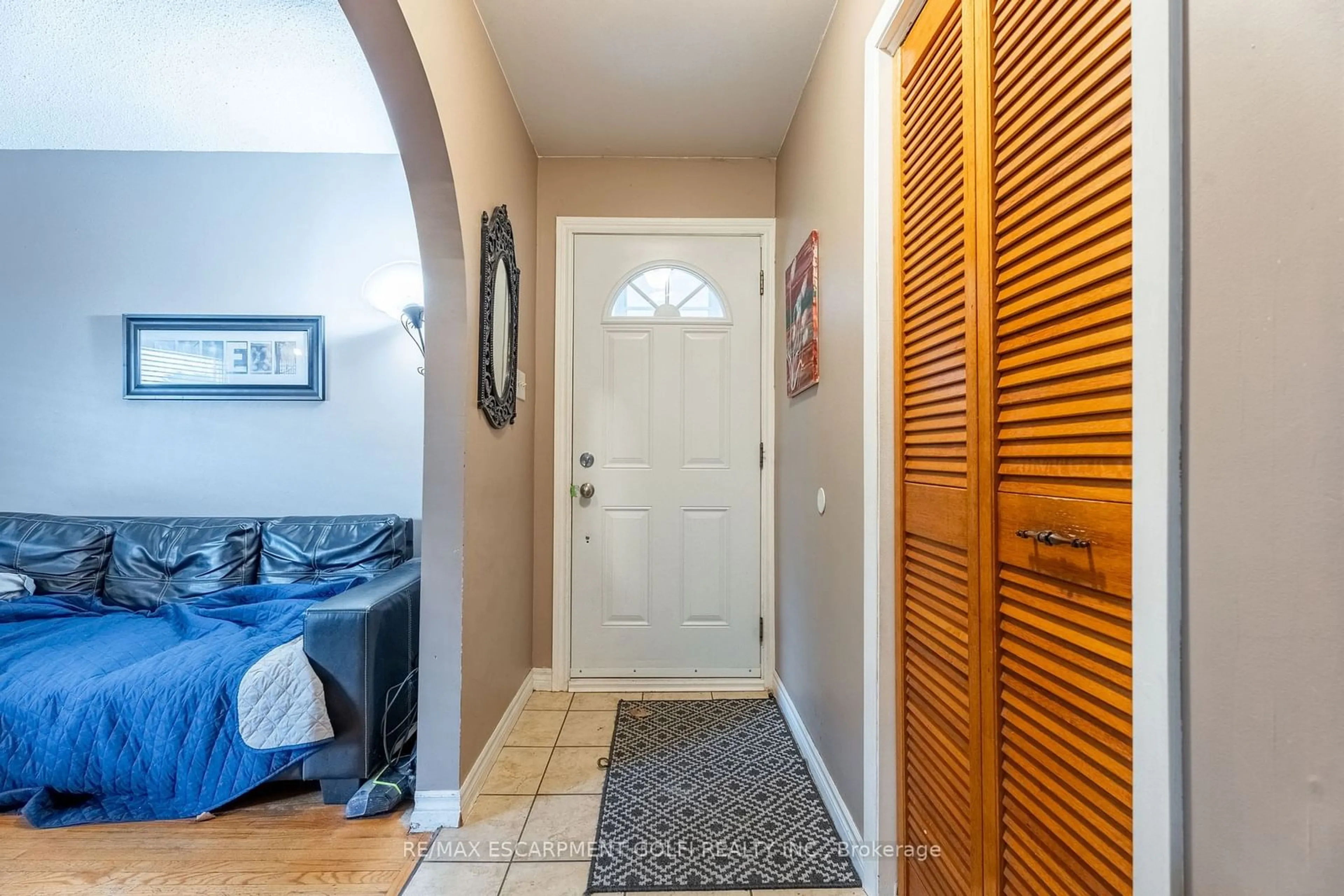 Indoor entryway, wood floors for 39 Morgan Rd, Hamilton Ontario L9C 2W3