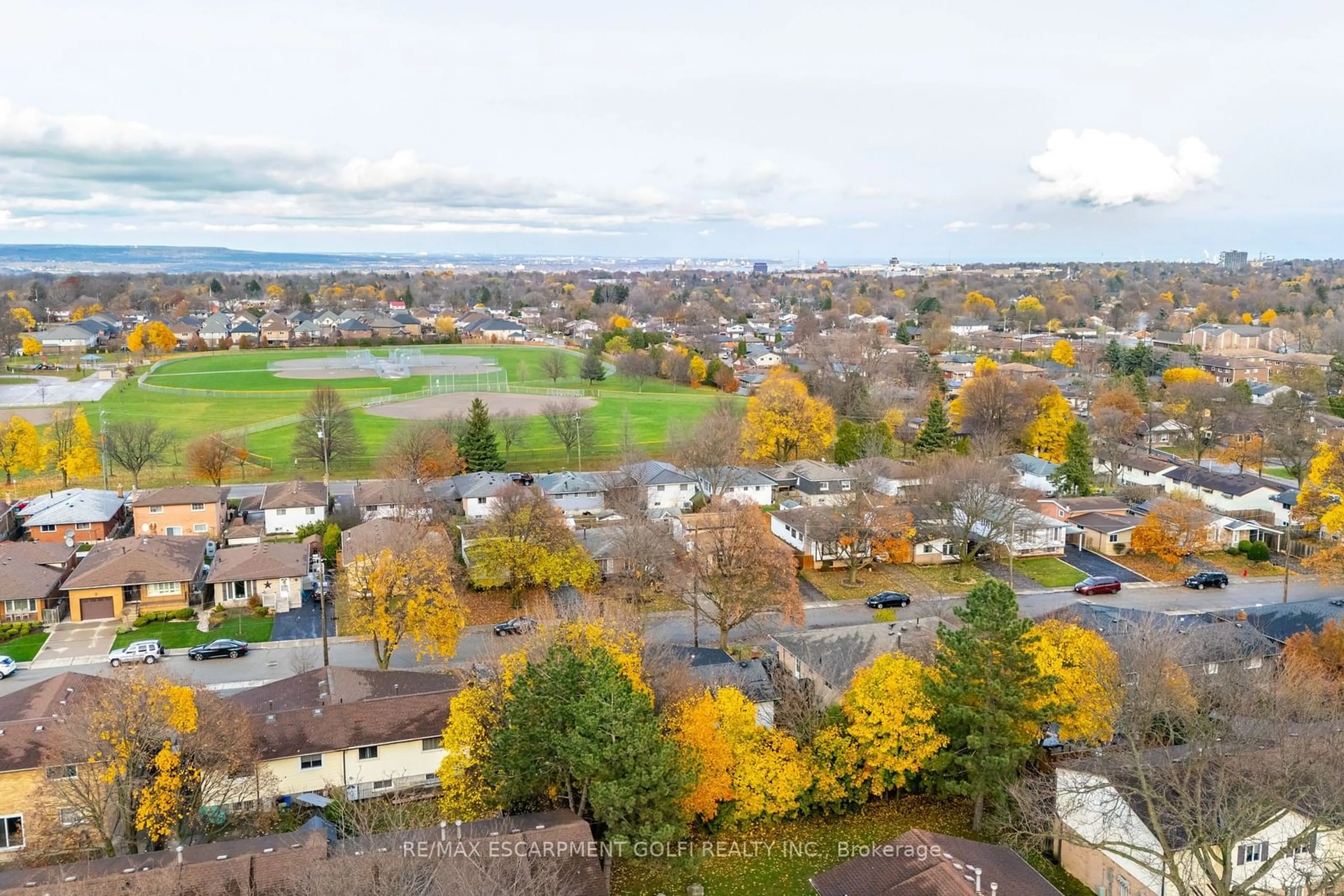 A pic from outside/outdoor area/front of a property/back of a property/a pic from drone, mountain view for 39 Morgan Rd, Hamilton Ontario L9C 2W3