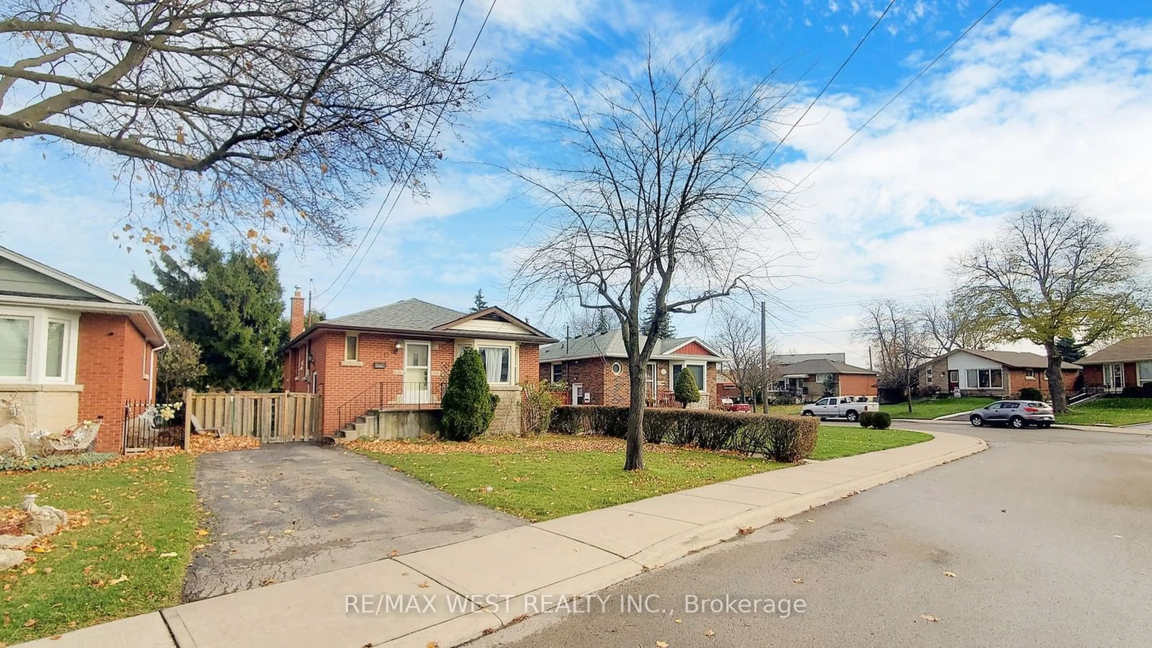 Frontside or backside of a home, the street view for 15 Darcy Crt, Hamilton Ontario L8V 2B9