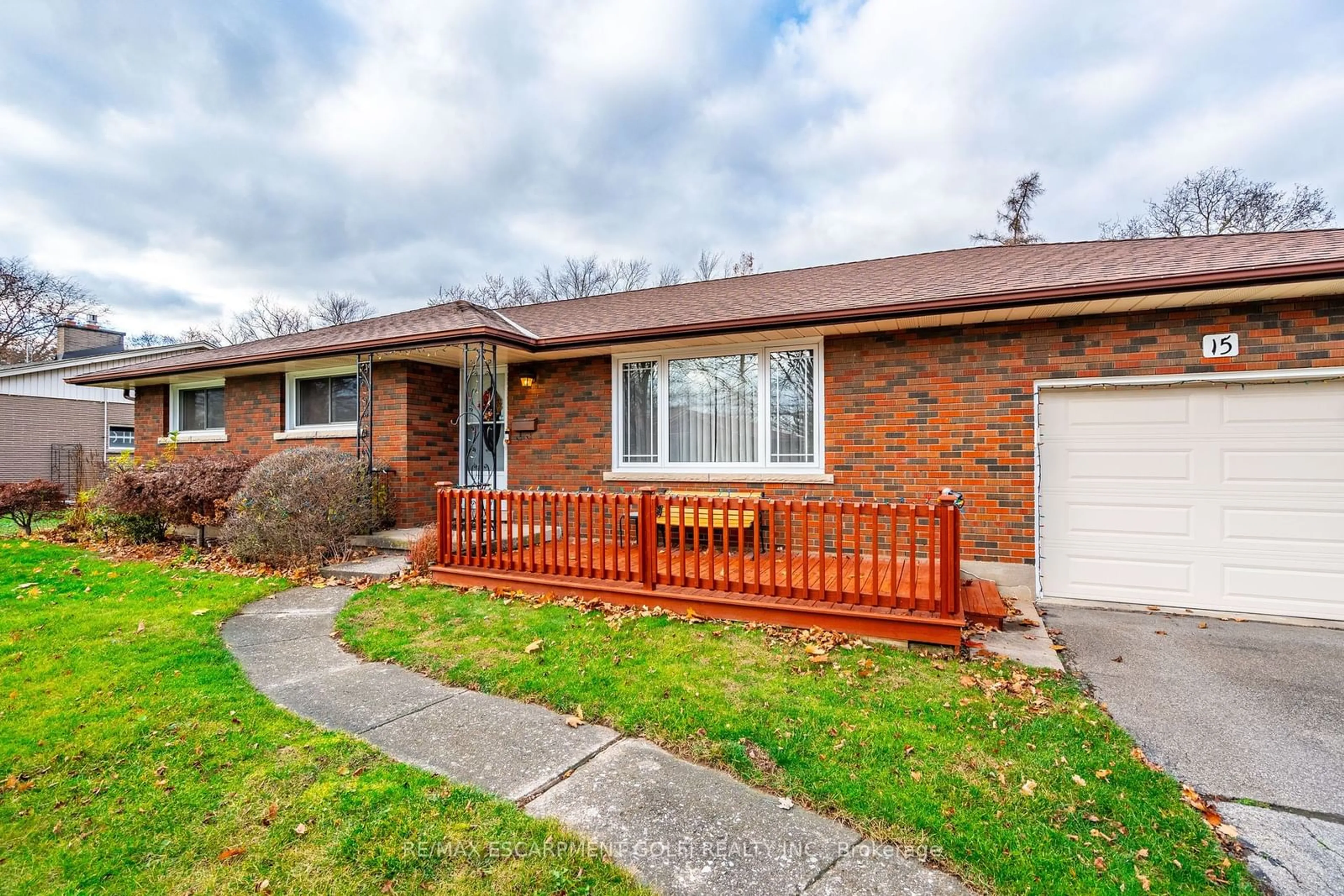 Home with brick exterior material for 15 Colbeck Dr, Welland Ontario L3C 5B4