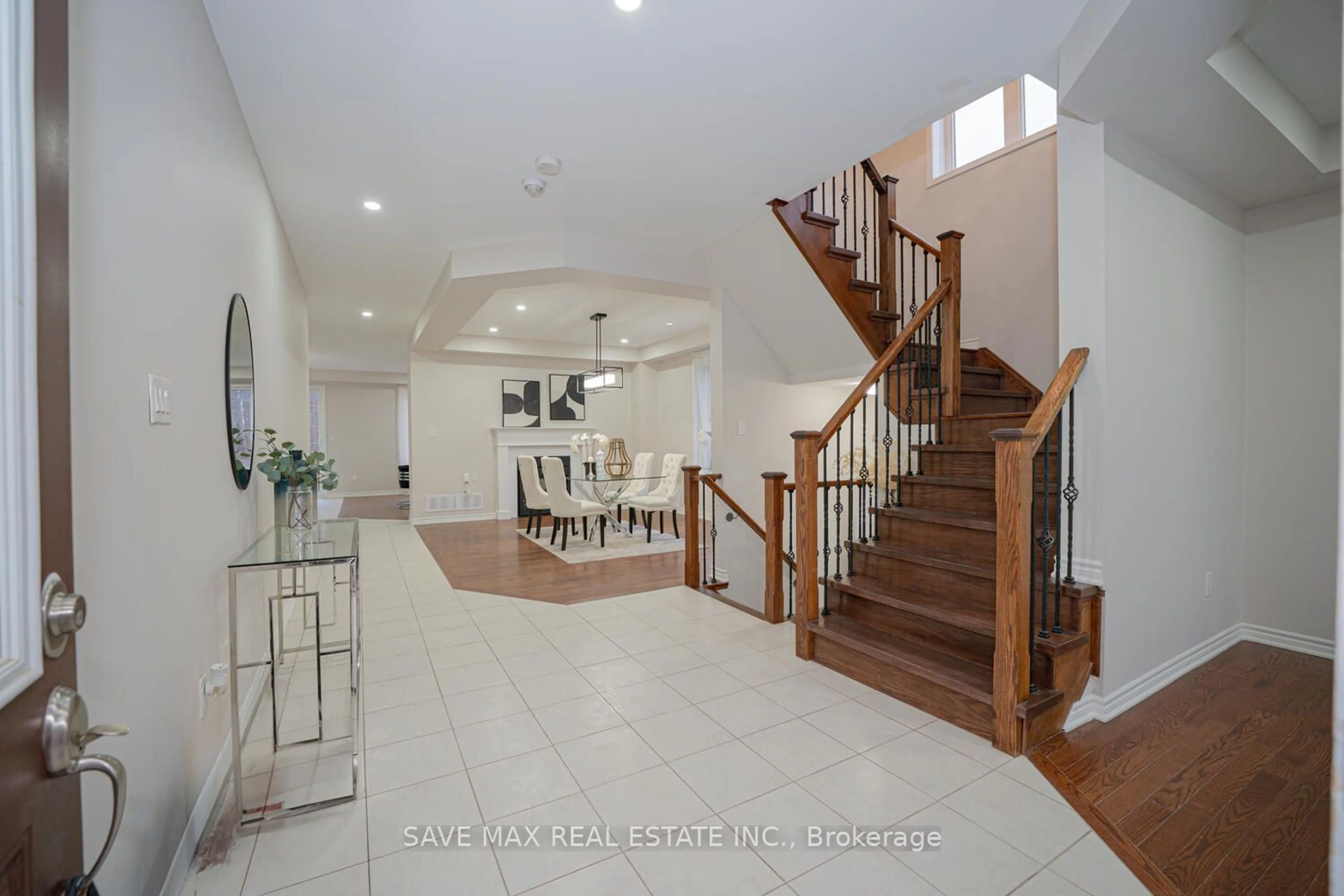 Indoor foyer, wood floors for 252 Shady Glen Cres, Kitchener Ontario N2R 0J9