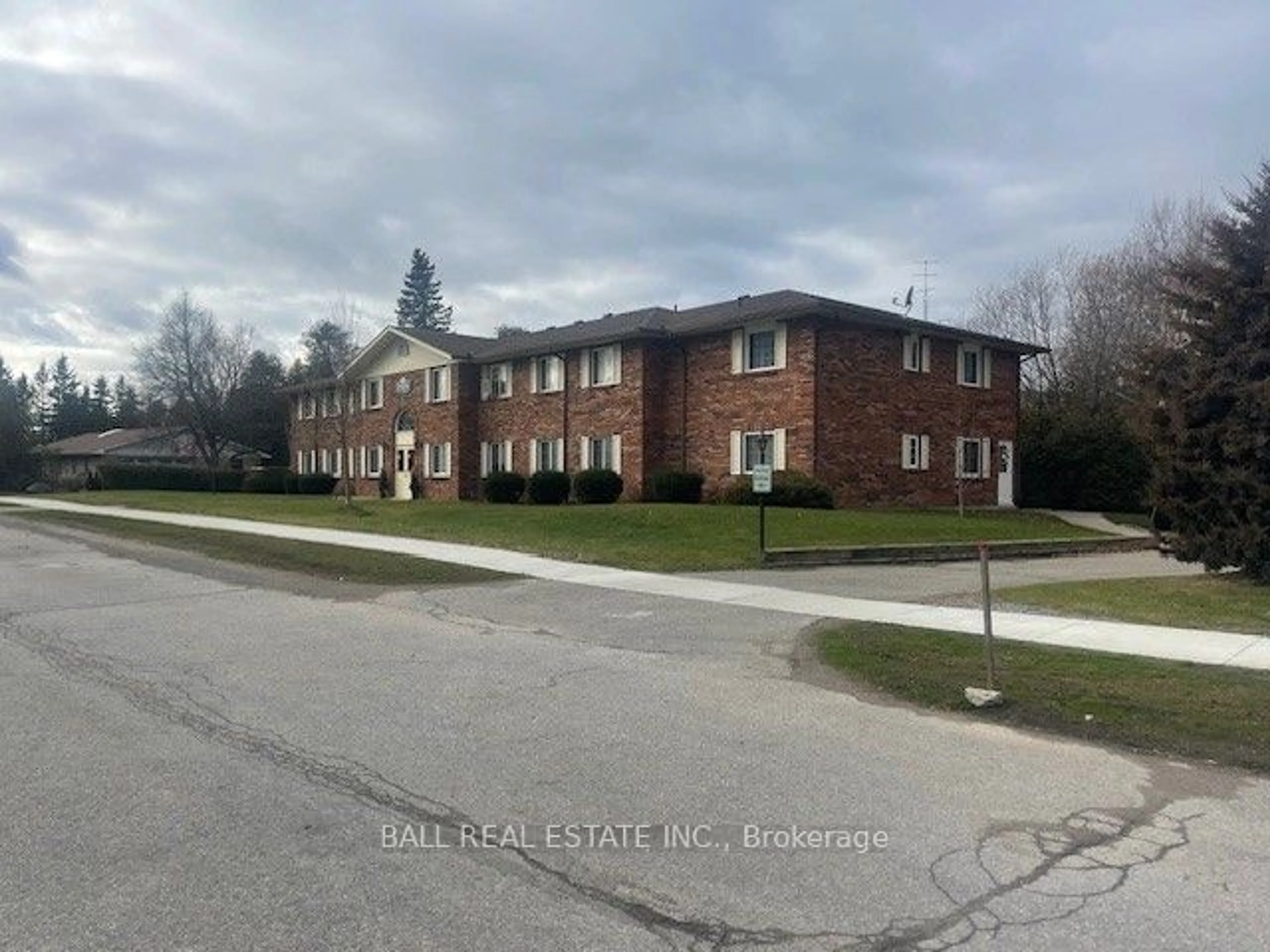 Frontside or backside of a home, the front or back of building for 15 Clifton St #202, Kawartha Lakes Ontario K0M 1N0