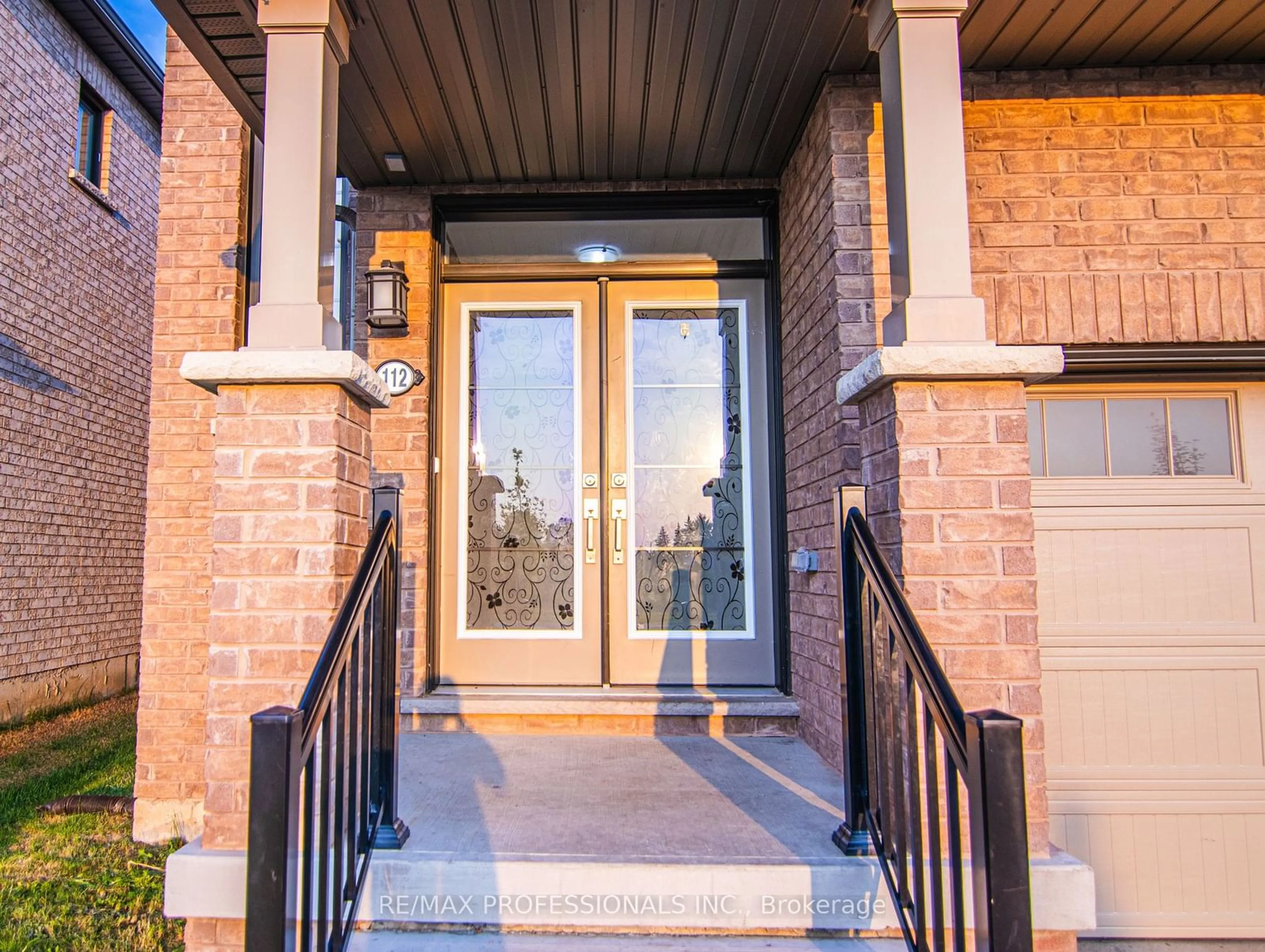 Indoor entryway, wood floors for 112 Queen Mary Blvd, Hamilton Ontario L8J 1X5